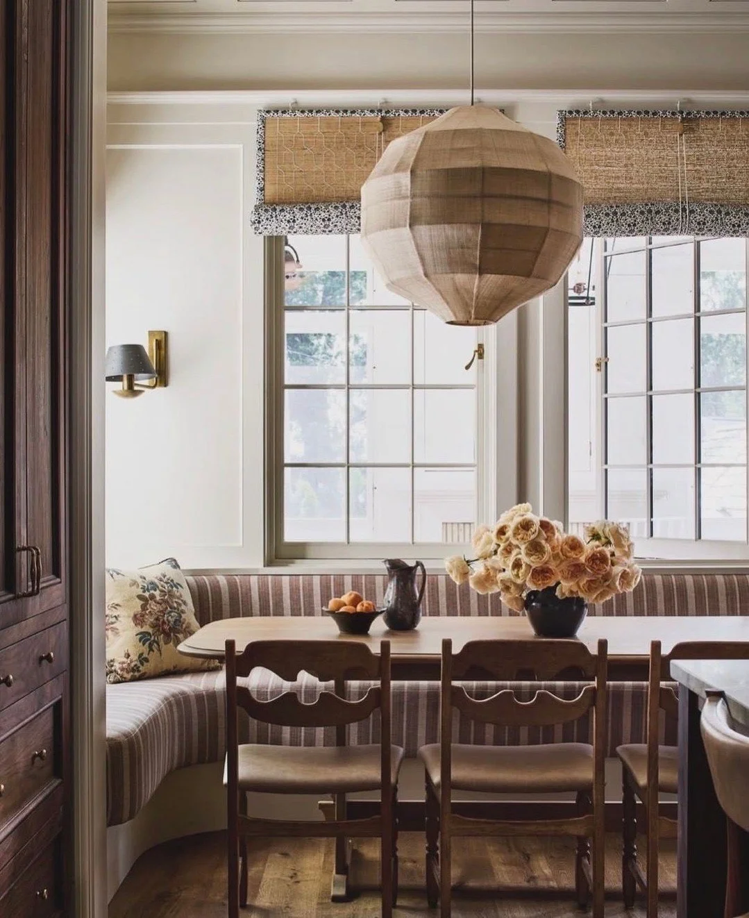 A perfect little breakfast nook. (Design by @cameron_ruppert_interiors)  #thecravecollective #interiordesign #design #breakfastnook #interiors123