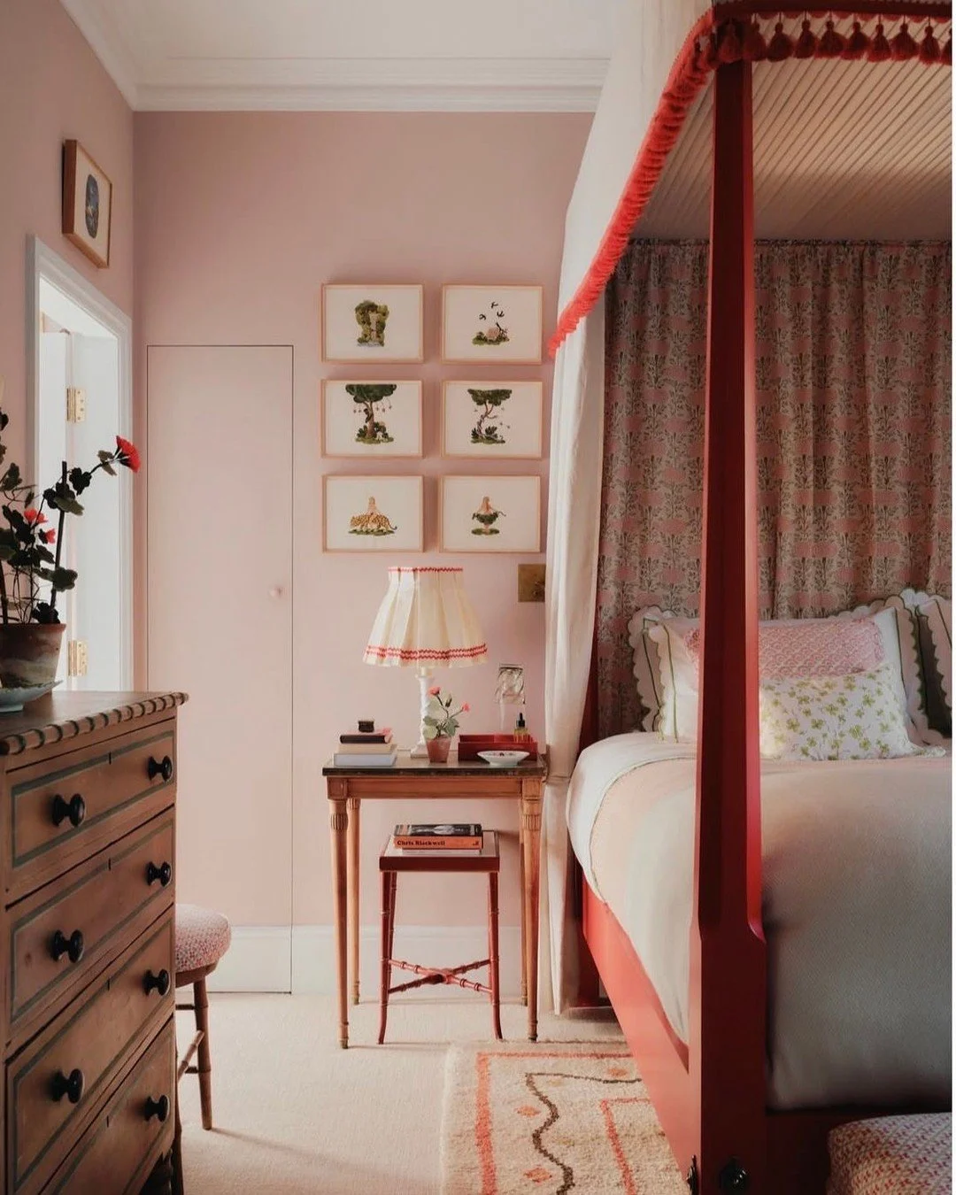 I love the mix of pink and red! (Design by @cathkidstonpadgham, photo by @dean.hearne)  #thecravecollective #interiordesign #design #masterbedroom #interiors123