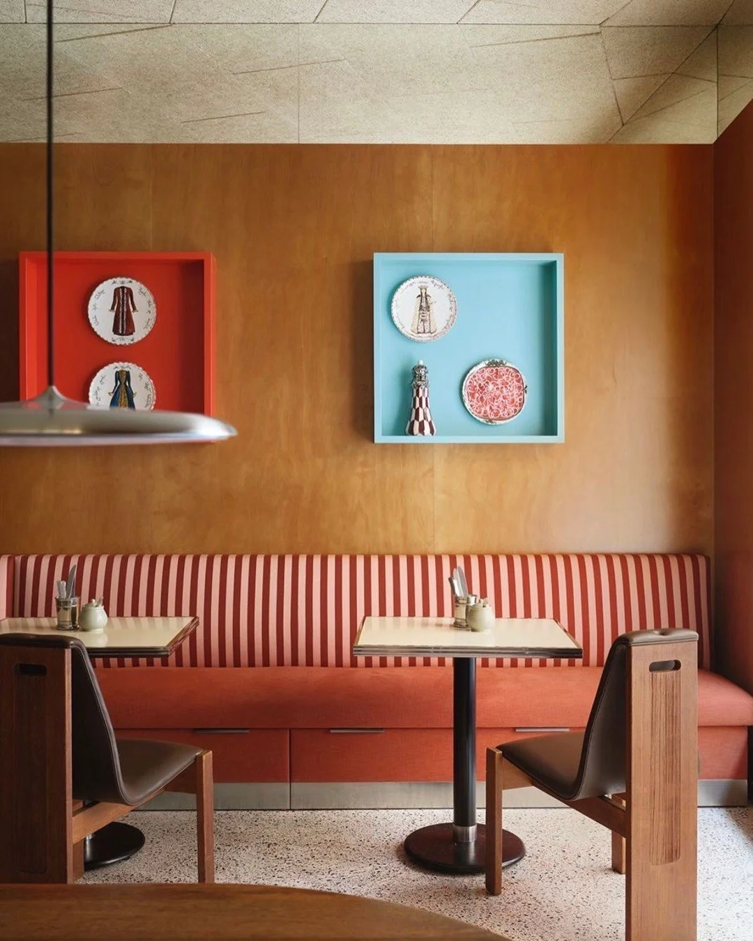 Who doesn&rsquo;t love a good stripe? (Design by @las2mercedes)  #thecravecollective #interiordesign #design #livingroom #interiors123