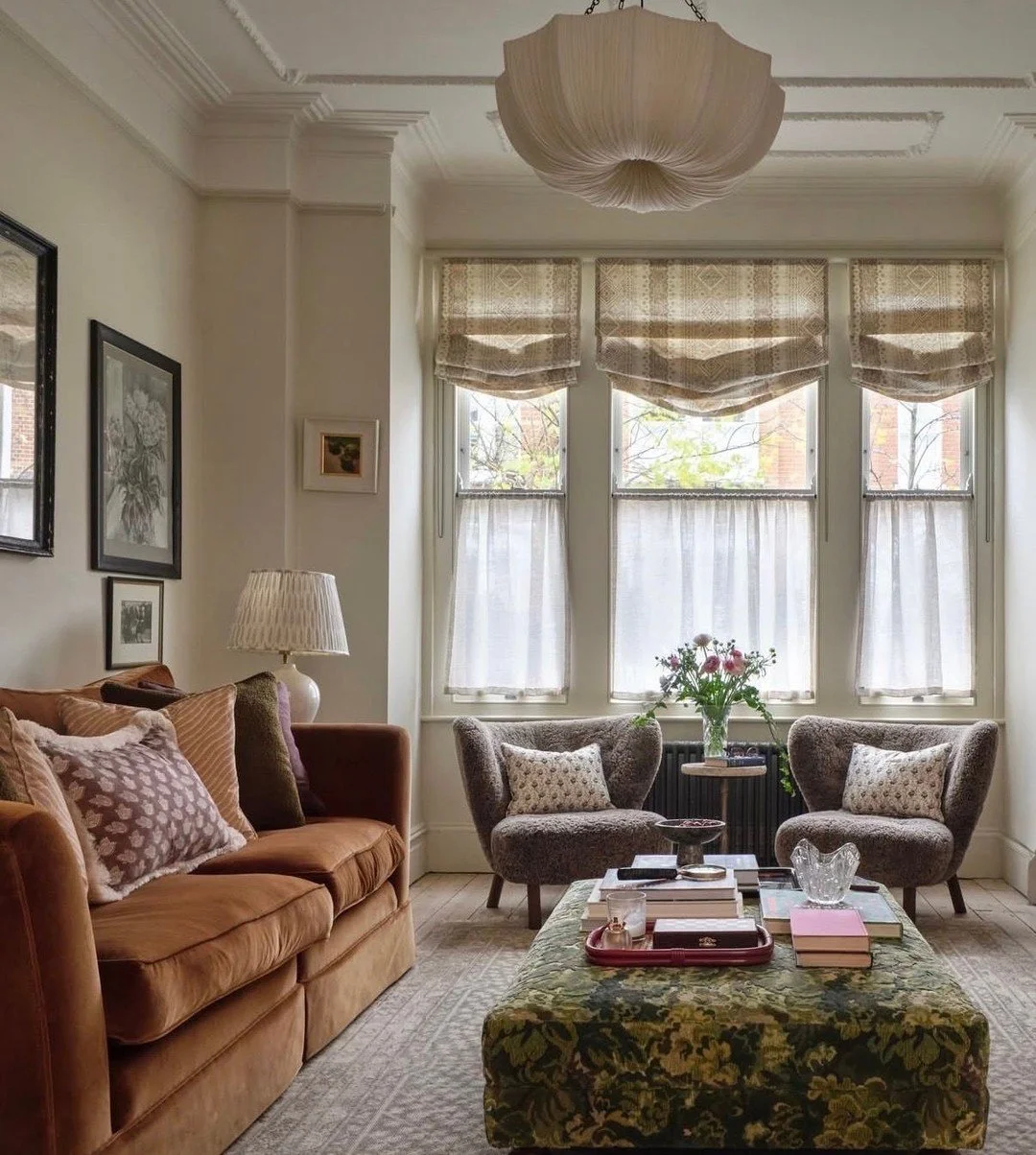A lovely and cozy sitting room. (Design by @elizadewburydesigns, photo by @peas.in.my.pod)  #thecravecollective #interiordesign #design #livingroom #interiors123