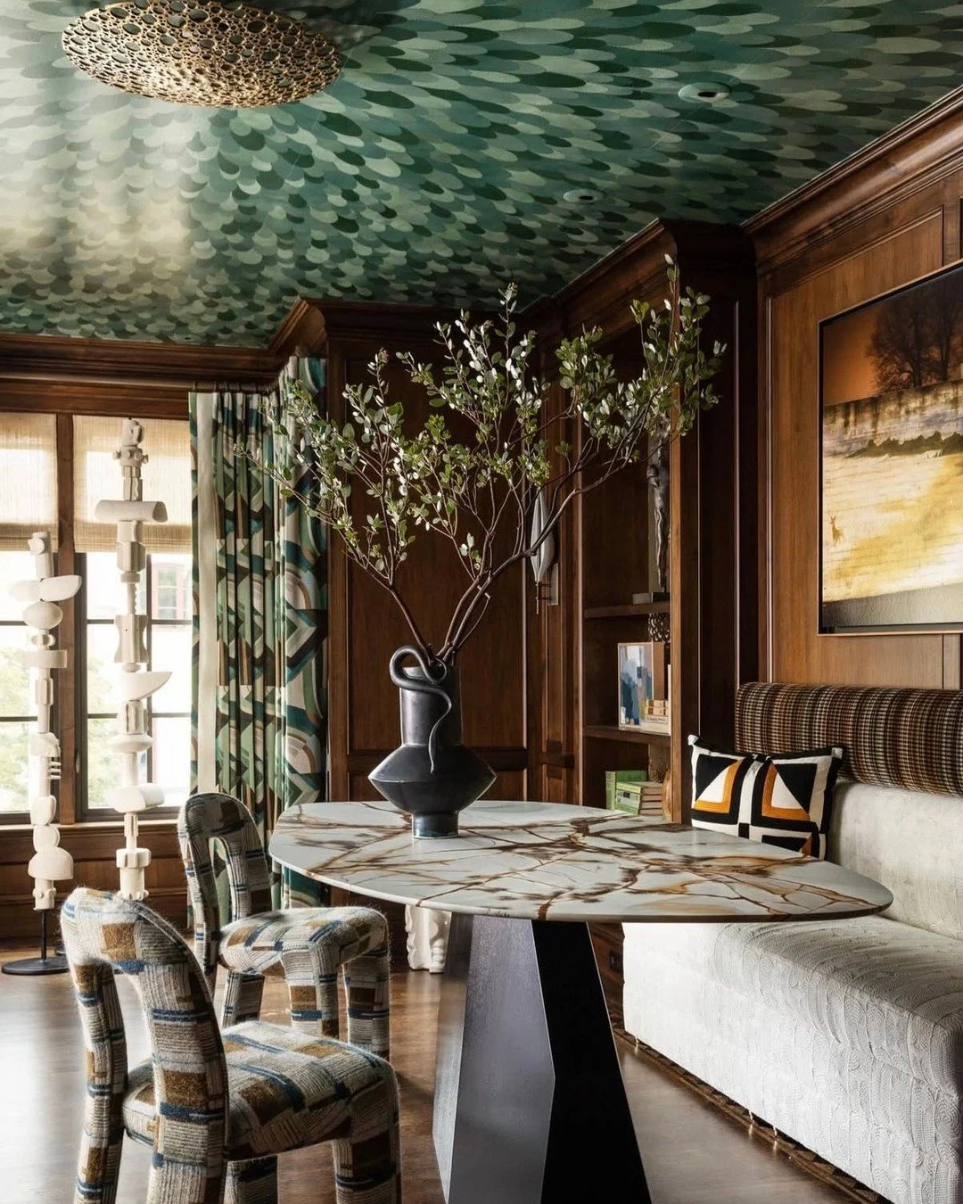 These rich emerald greens are everything! (Design by @navarradesign)  #thecravecollective #interiordesign #design #diningroom #interiors123