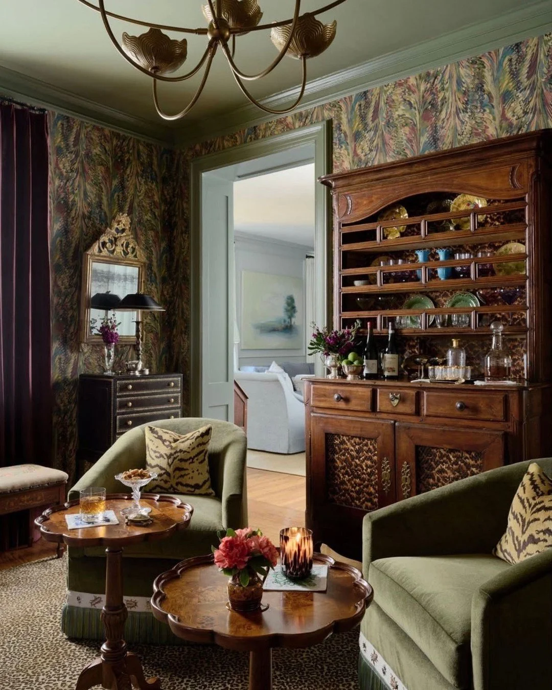 Perfectly layered. (Design by @torijohnstondesigns, photo by @dustinadamsphoto)  #thecravecollective #interiordesign #design #livingroom #interiors123