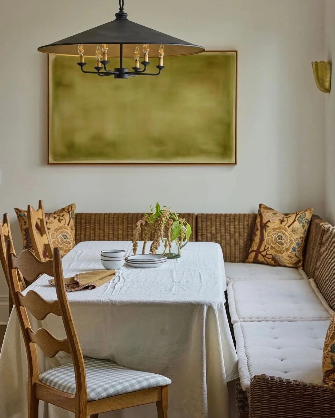 I love the touch of European charm here. (Design by @wycdesigns_, photo by @abbycoxphoto)  #thecravecollective #interiordesign #design #breakfastnook #interiors123