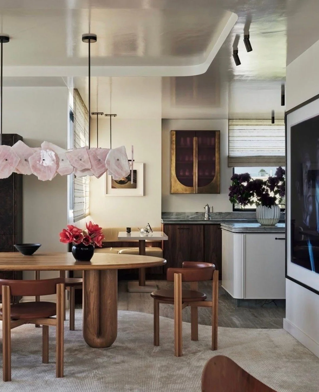 An ideal setup for entertaining. (Design by @alexandrabrowninteriors, photo by @dave_wheeler)  #thecravecollective #interiordesign #design #livingroom #interiors123