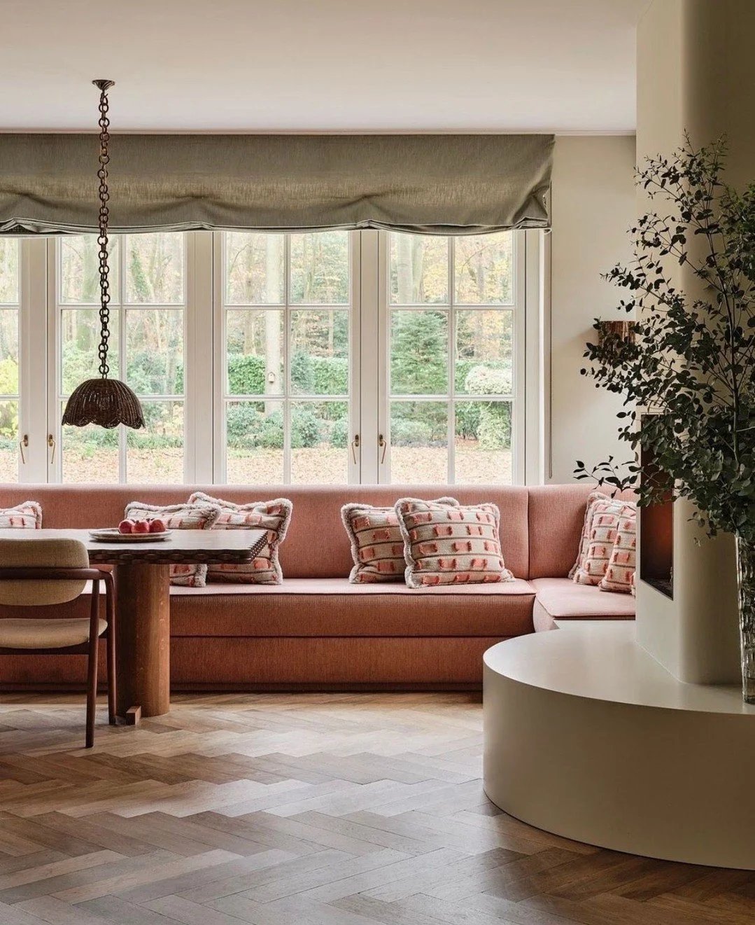 The perfect setting to enjoy a nice meal. (Design by @atelier.nd.interior, photo by @spacecontentstudio)  #thecravecollective #interiordesign #design #livingroom #interiors123