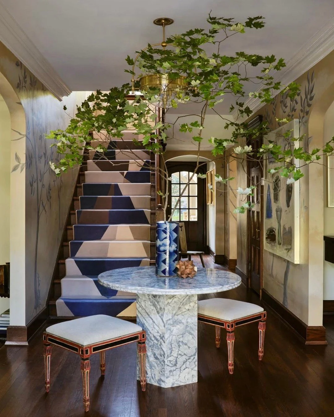 Making an entrance! (Design by @bradley.odom, photo by @mali_azima)  #thecravecollective #interiordesign #design #entryway #interiors123