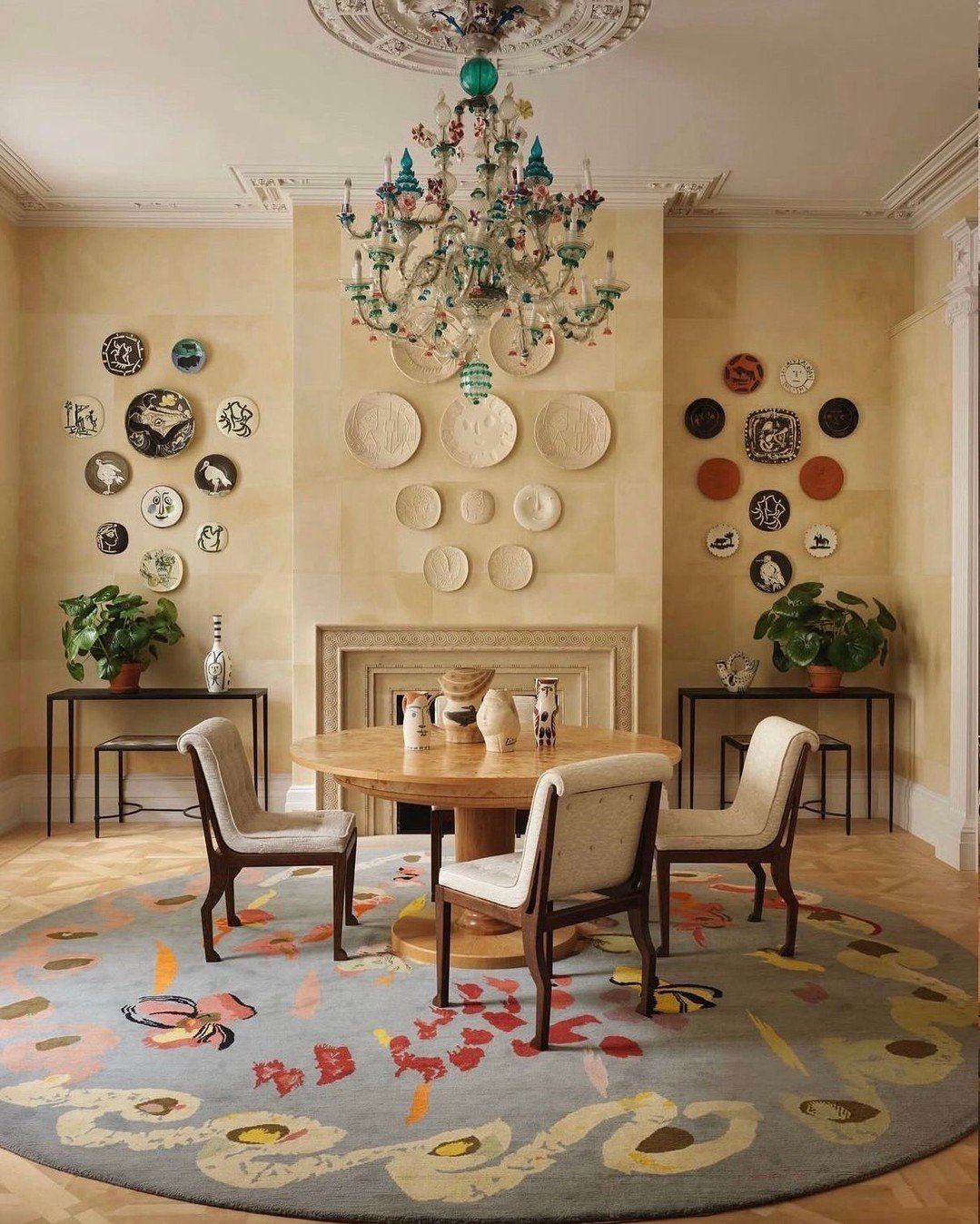 The Fantaisie rug from @lamanufacturecogolinofficiel&rsquo;s Idylle collection finds its place in Fabiola Beracasa Beckman's New York townhouse, imagined by @fernando_santangelo)  #thecravecollective #rugs #bespokerugs #handmade #luxury
