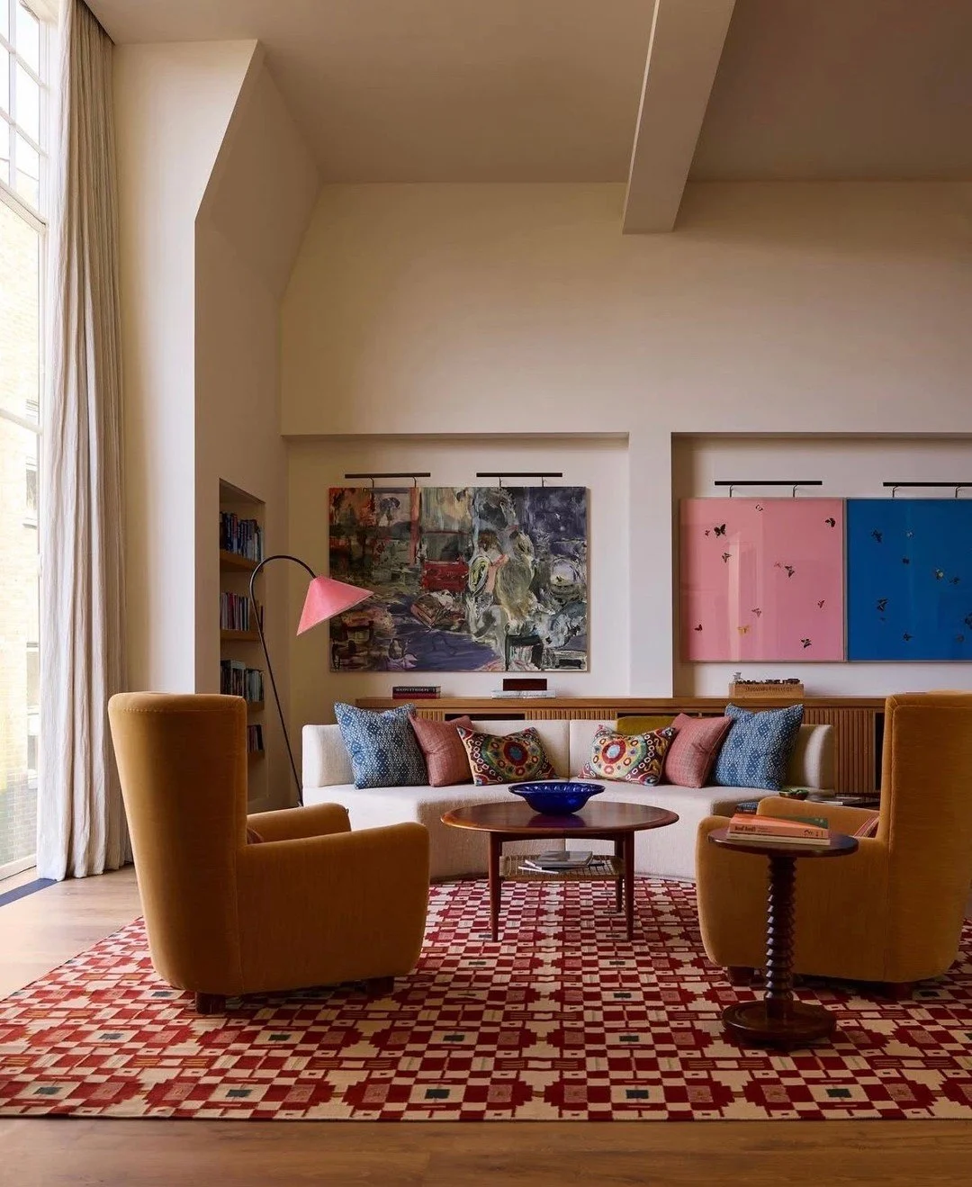 Obsessed with this mix of color. (Design by @annahainesdesigns)  #thecravecollective #interiordesign #design #livingroom #interiors123