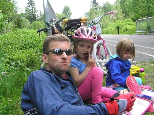 Andy Hulslander with his daughters. Photo from Seattle Bike Blog.