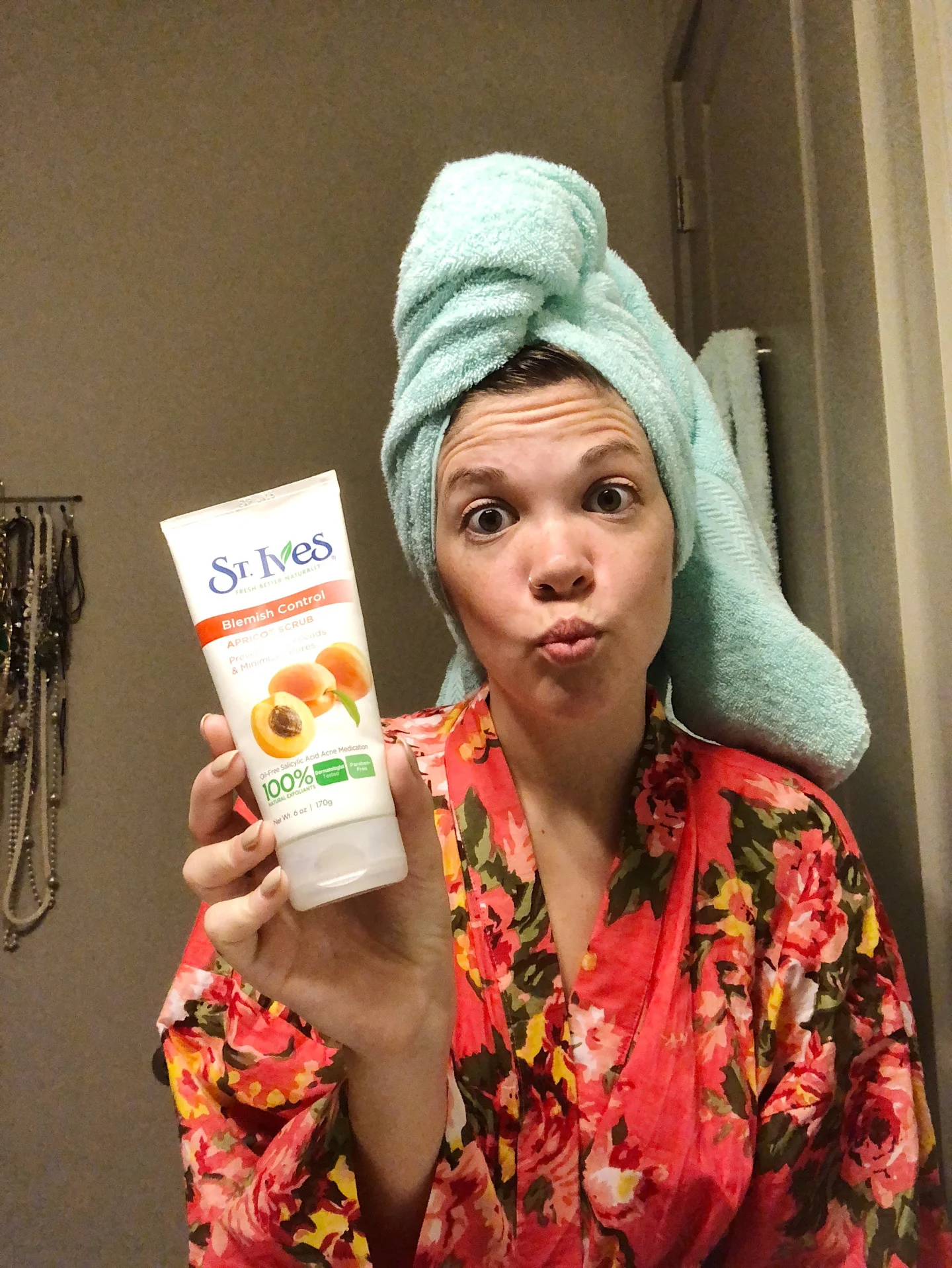 ST. IVES APRICOT SCRUB