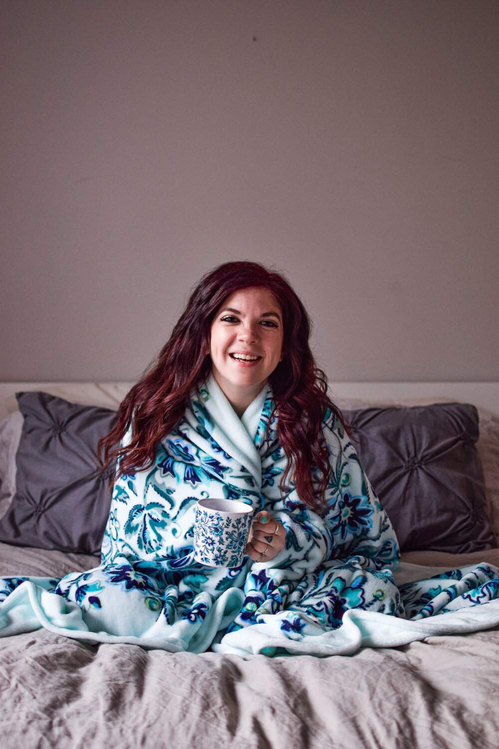 woman sitting cozy in her bed and sharing to be successful