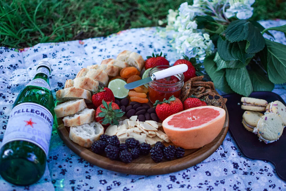 HOW TO MAKE AN AMAZING CHARCUTERIE BOARD