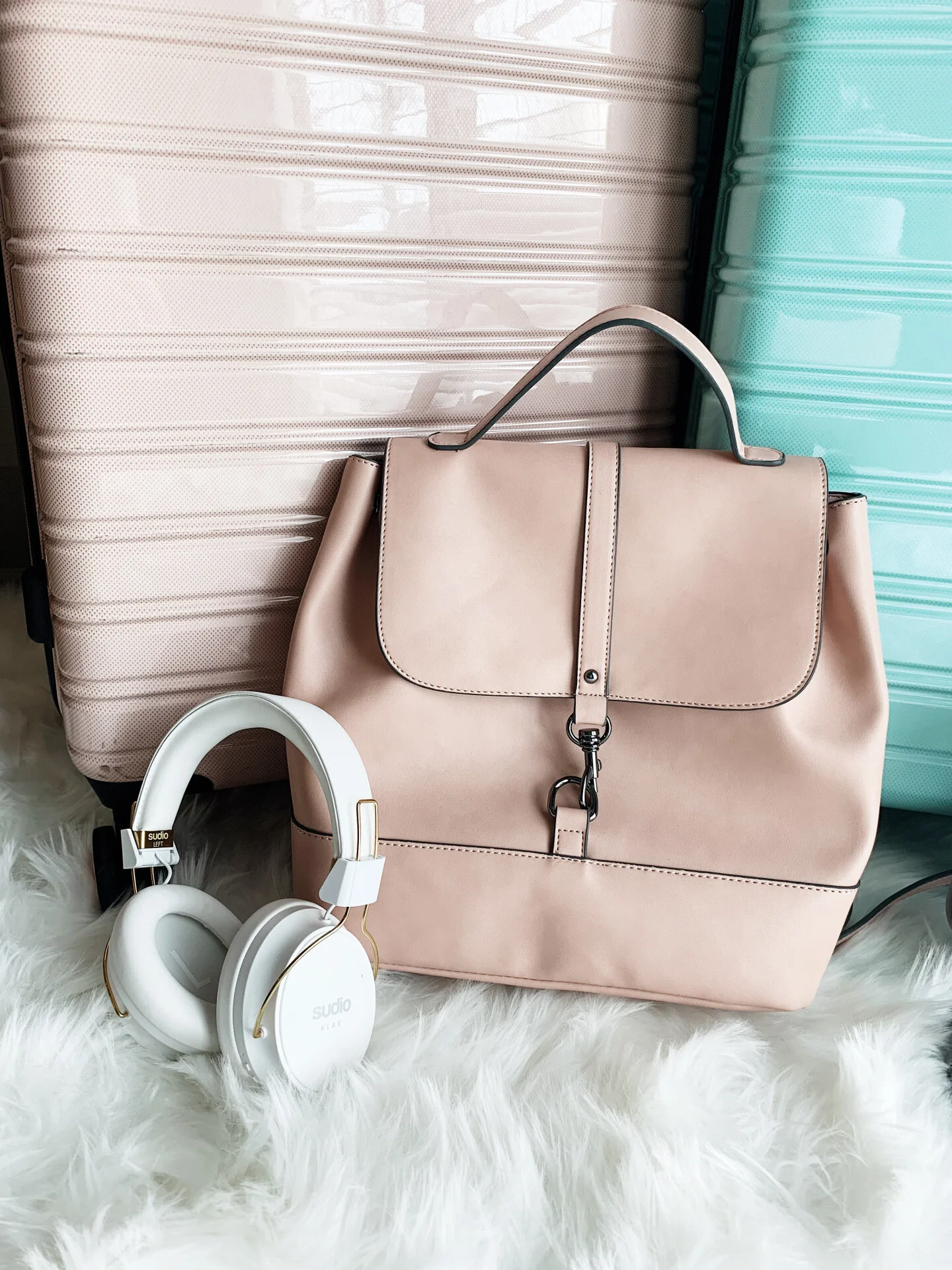 WHAT YOU ABSOLUTELY NEED IN YOUR CARRY ON