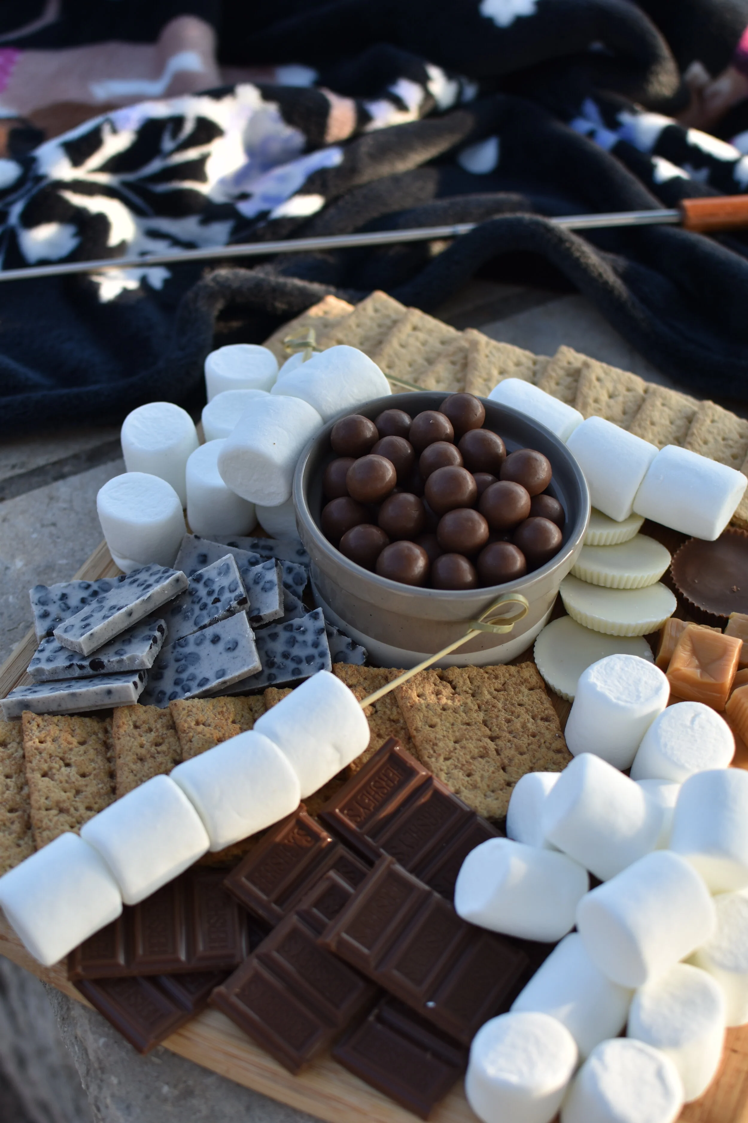 HOW TO MAKE THE BEST S’MORES BOARD