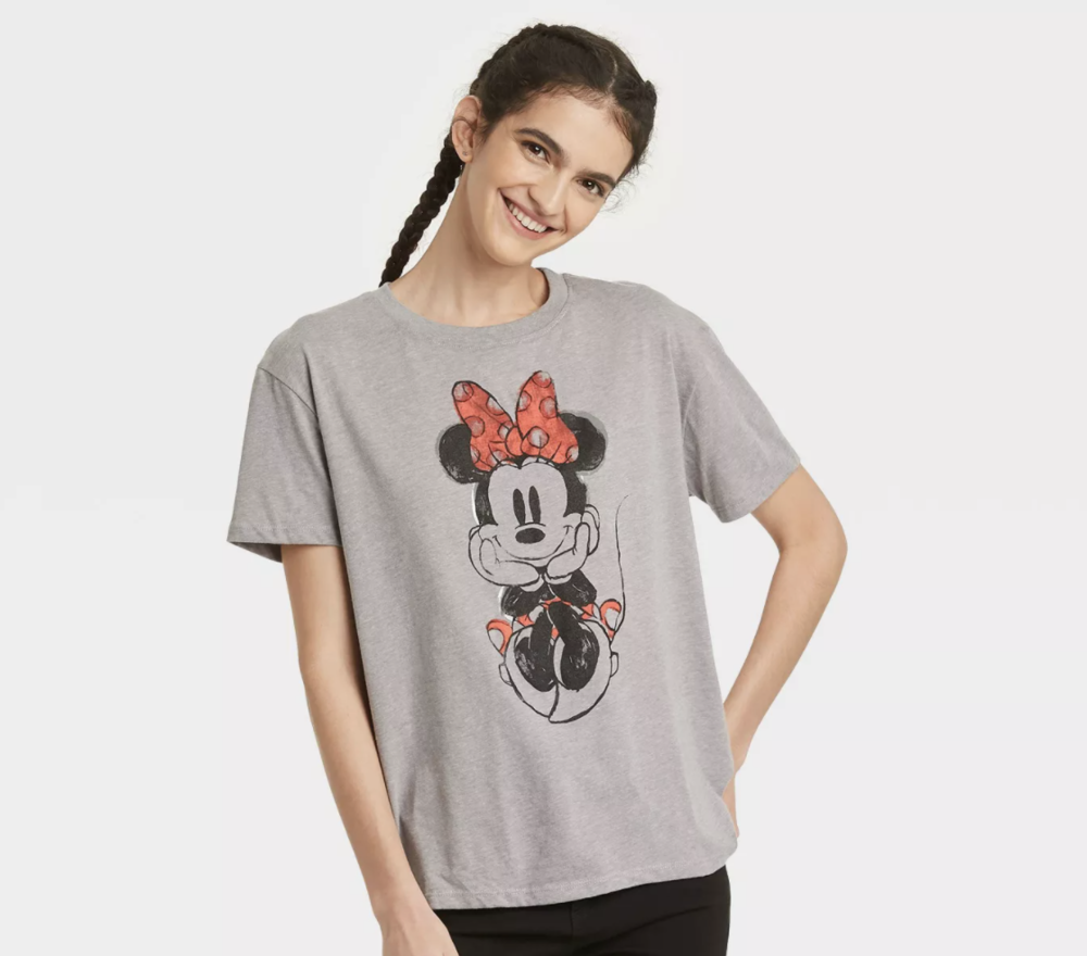 woman wearing grey minnie mouse shirt for outfits for disney park
