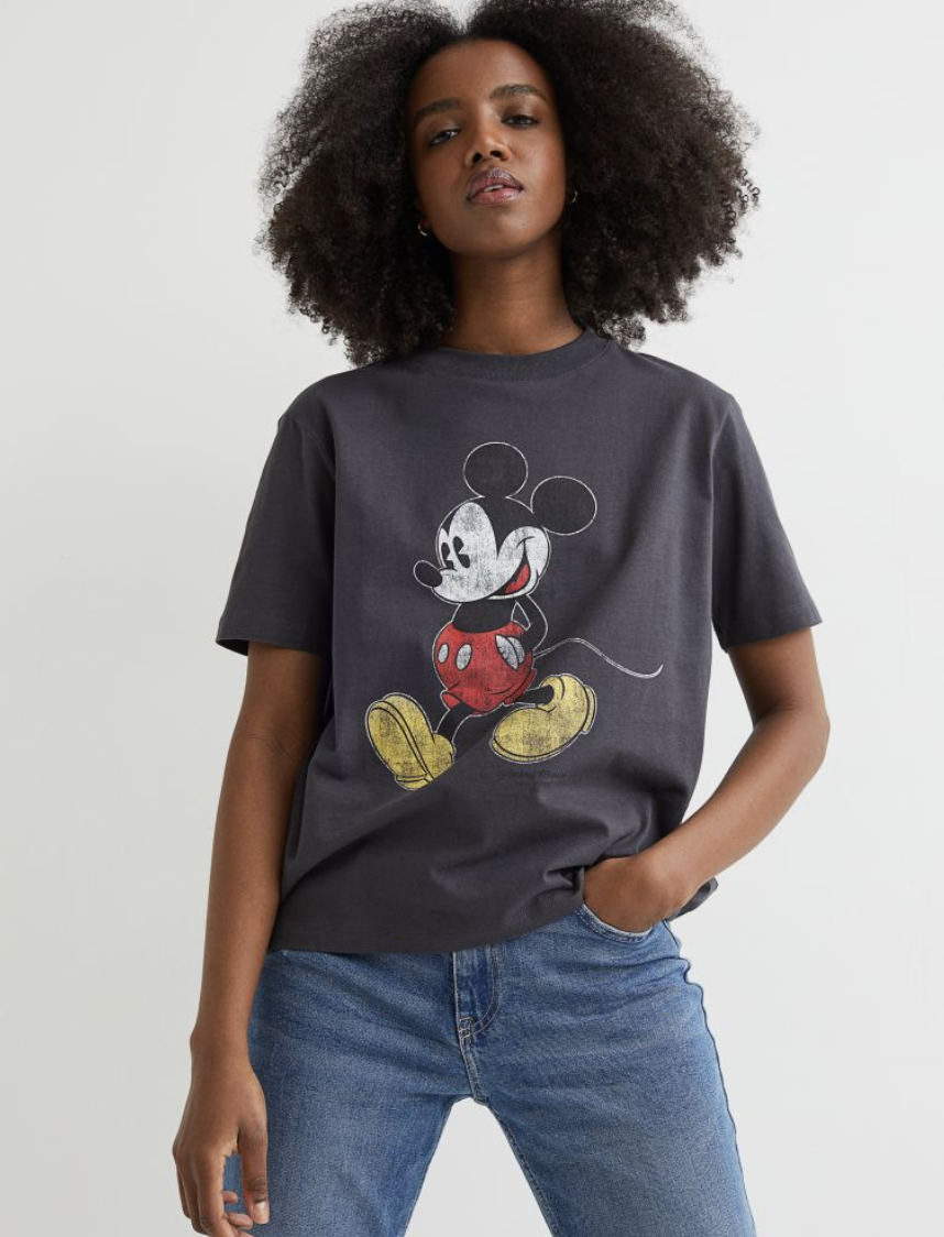 woman in black mickey mouse shirt for outfits for disney park