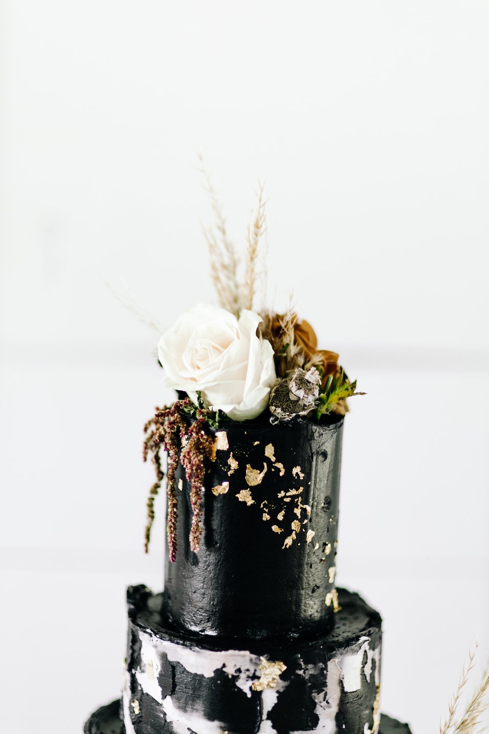black wedding cake for a fall wedding 