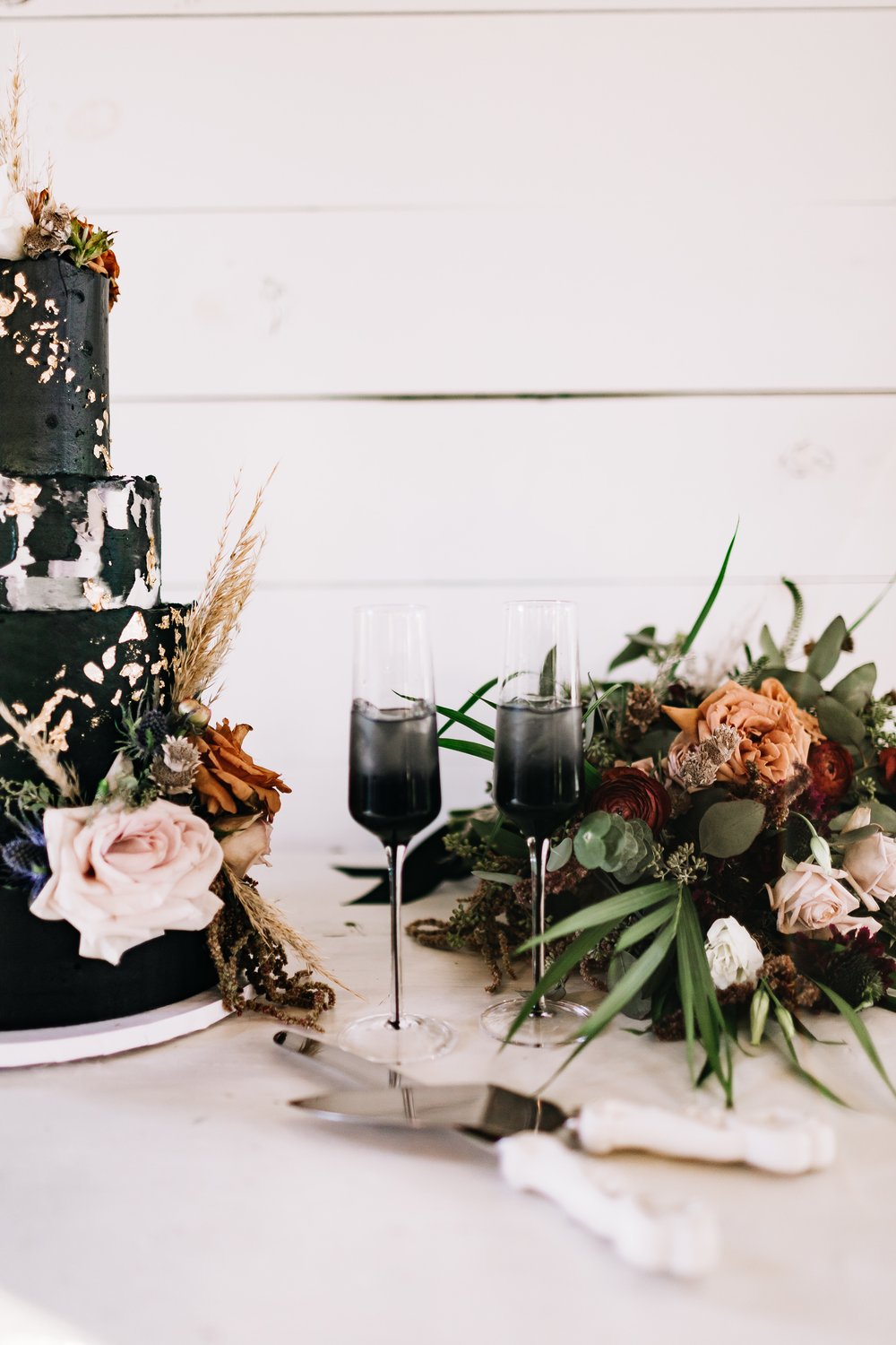 black wedding cake and flowers for fall wedding 