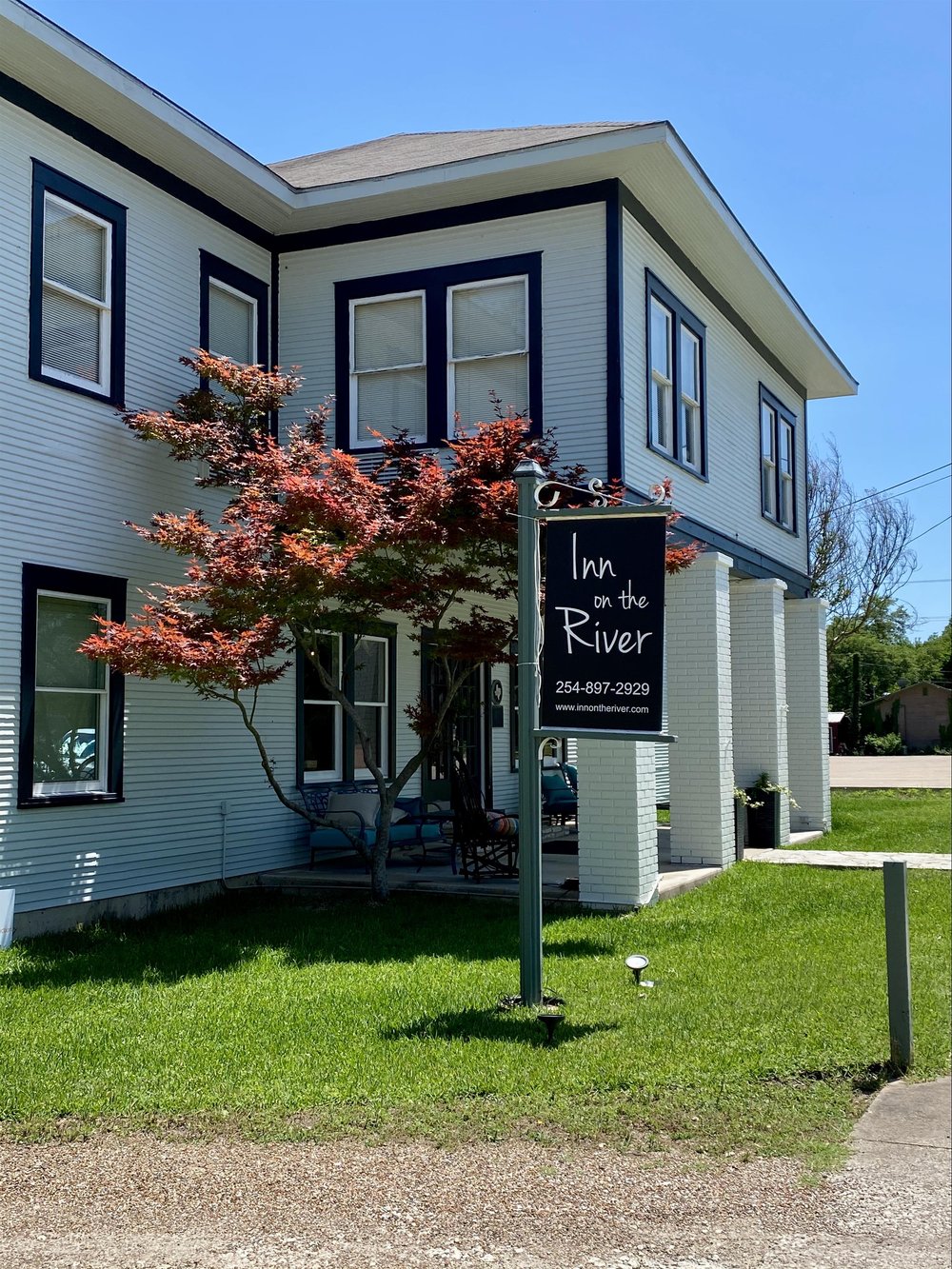 exterior of INN ON THE RIVER one of the places to stay in glen rose tx