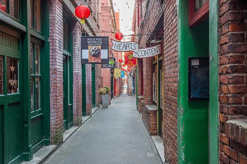 800px-Fan_Tan_Alley_Victoria_British_Columbia_Canada_08.jpg