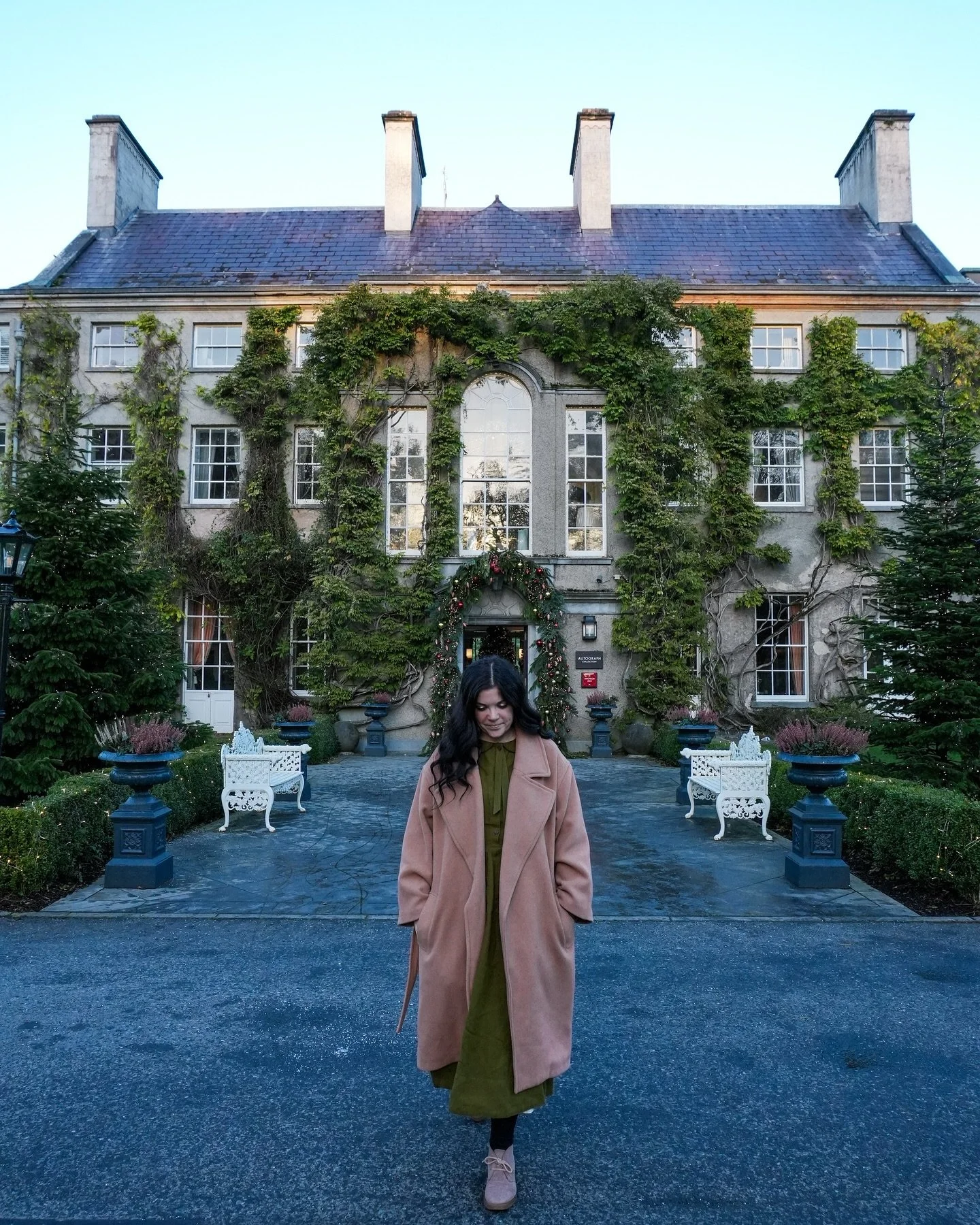 Christmas vibes in Ireland🎄 @mountjulietestate is decorated beautifully for the holidays. Highly recommend staying during the winter months!