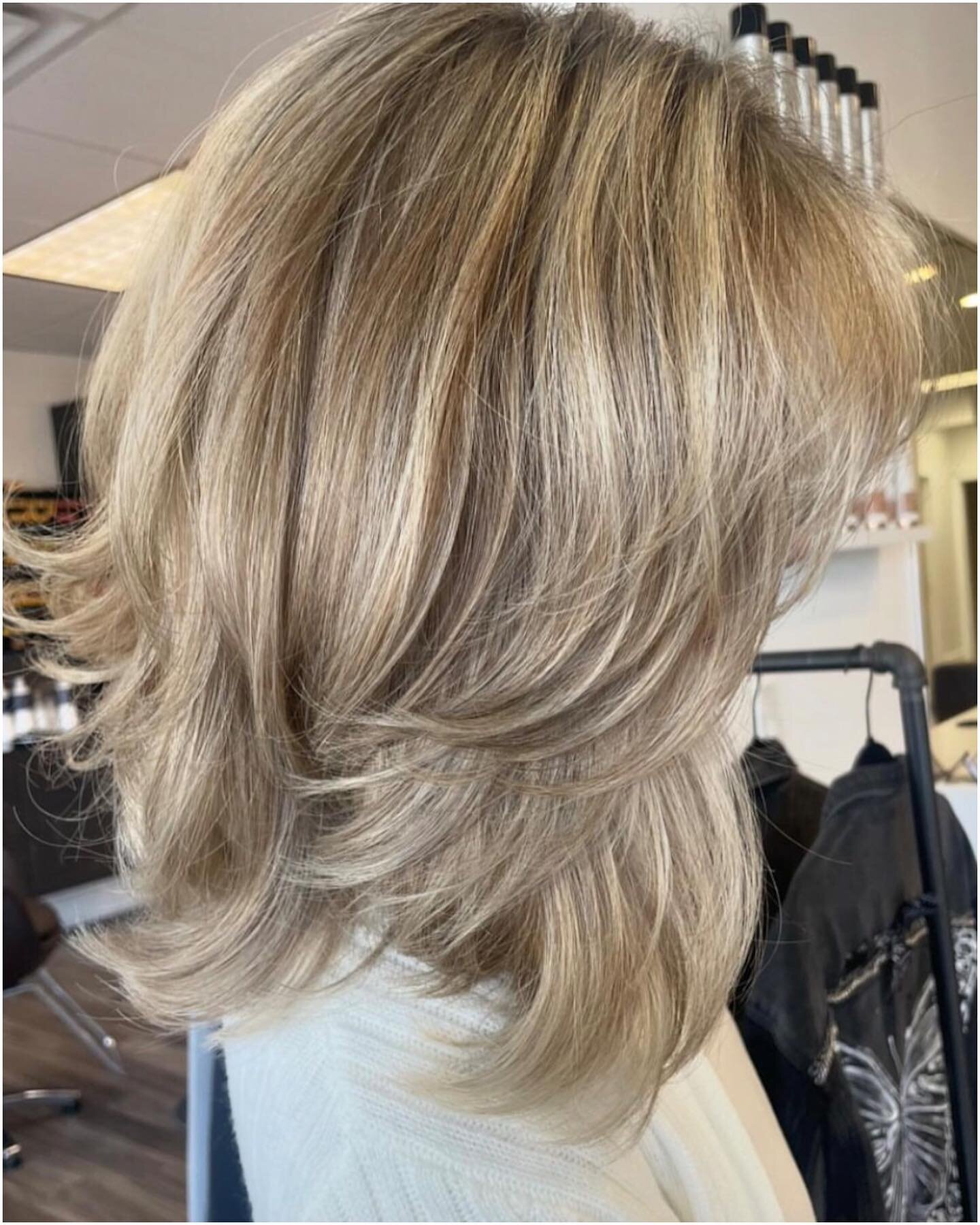 highlights by Heather | cut &amp; style by Donna S
&bull;
&bull;
&bull;
#themakeupstudiony #thestudiony #highlights #hair #blonde #highlightedhair #blondehair #blondehighlights #haircut #layeredhaircut #blondeinspo #layeredhair #maneinterest #behindt