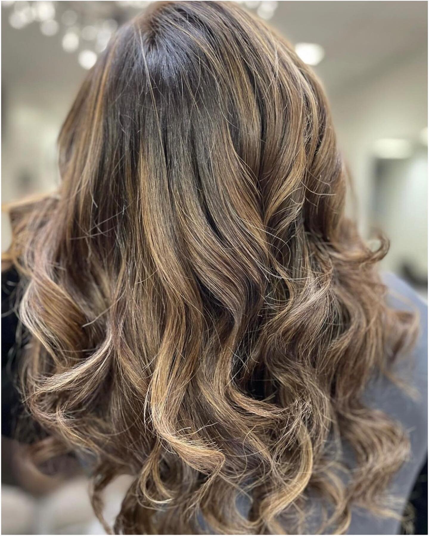 dimensional color by Heather | style by Nunzia
&bull;
&bull;
&bull;
#themakeupstudiony #thestudiony #hair #brunette #dimensionalcolor #highlights #brunettehair #hairstylist #haircolorist #hairstyles #kerastase #behindthechair #hairsalonfeed #maneinte