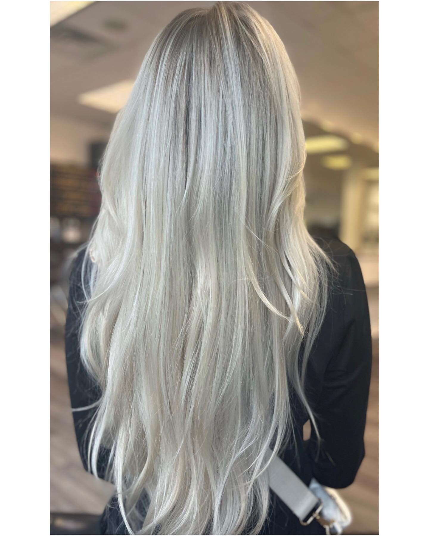 was that an earthquake?! because this color has us shook🤍
full teasy light by Janine | style by Jordan
&bull;
&bull;
&bull;
#themakeupstudiony #thestudiony #balayage #teasylights #hair #longhair #babylights #highlights #highlightedhair #longblondeha