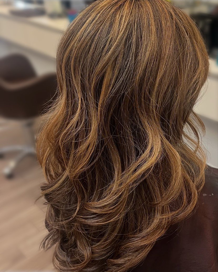 🤎color, highlights, cut &amp; style | by Ariannys 
&bull;
&bull;
&bull;
#themakeupstudiony #hair #hairstyles #hairoftheday #fyp #hairofinstagram #highlights #highlighted #brunette #brunettehighlights #haircolorinspo #haircolorideas #hairbrained #beh