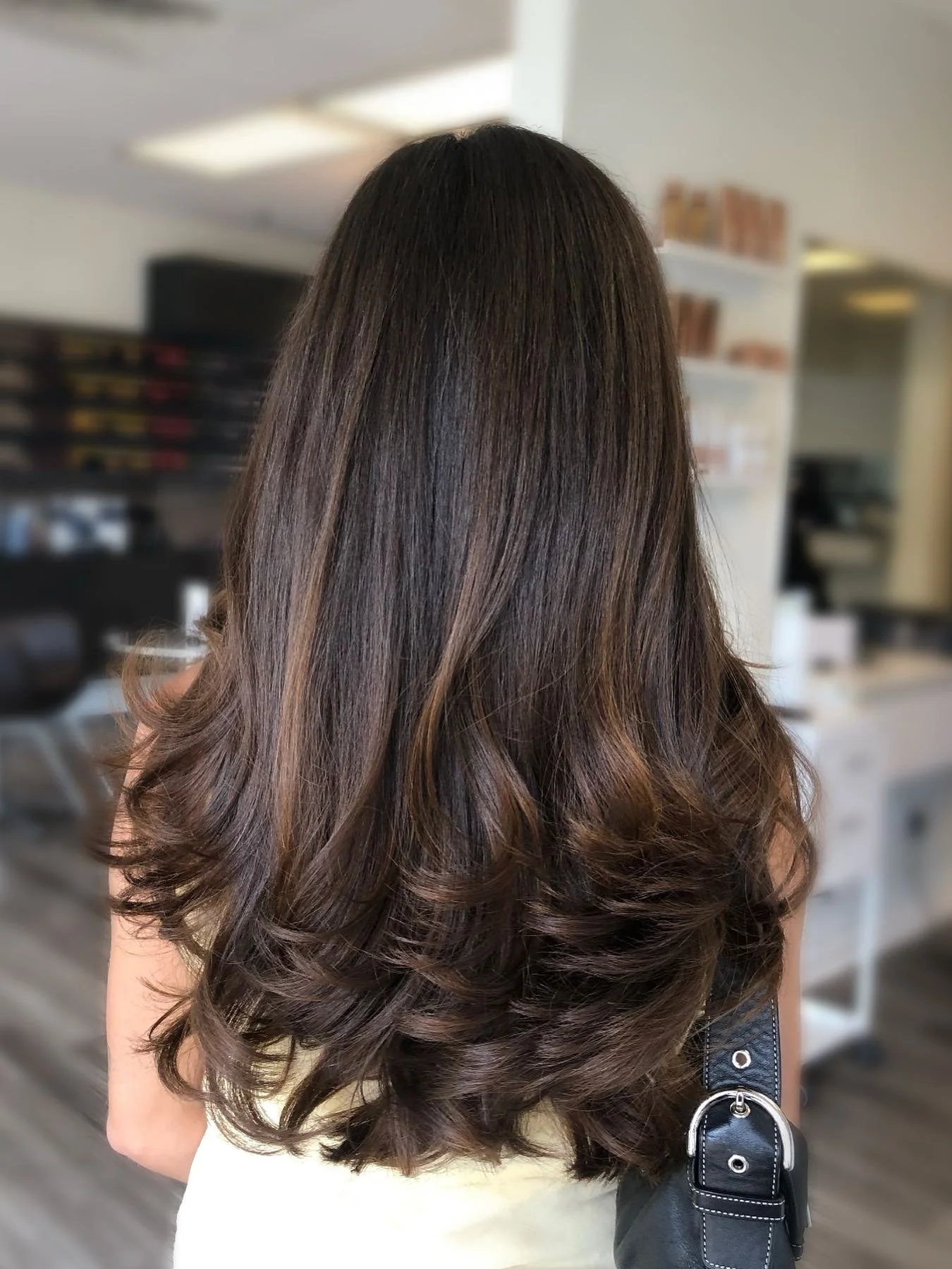 haircut &amp; style | by Ashley
&bull;
&bull;
&bull;
#fyp #foryoupage #themakeupstudiony #longislandhair #thestudiony #brunette #haircut #brunettehair #brunettehairideas #bestofli #bestofhair #maneinterest #behindthechair #bumbleandbumble #redken #we