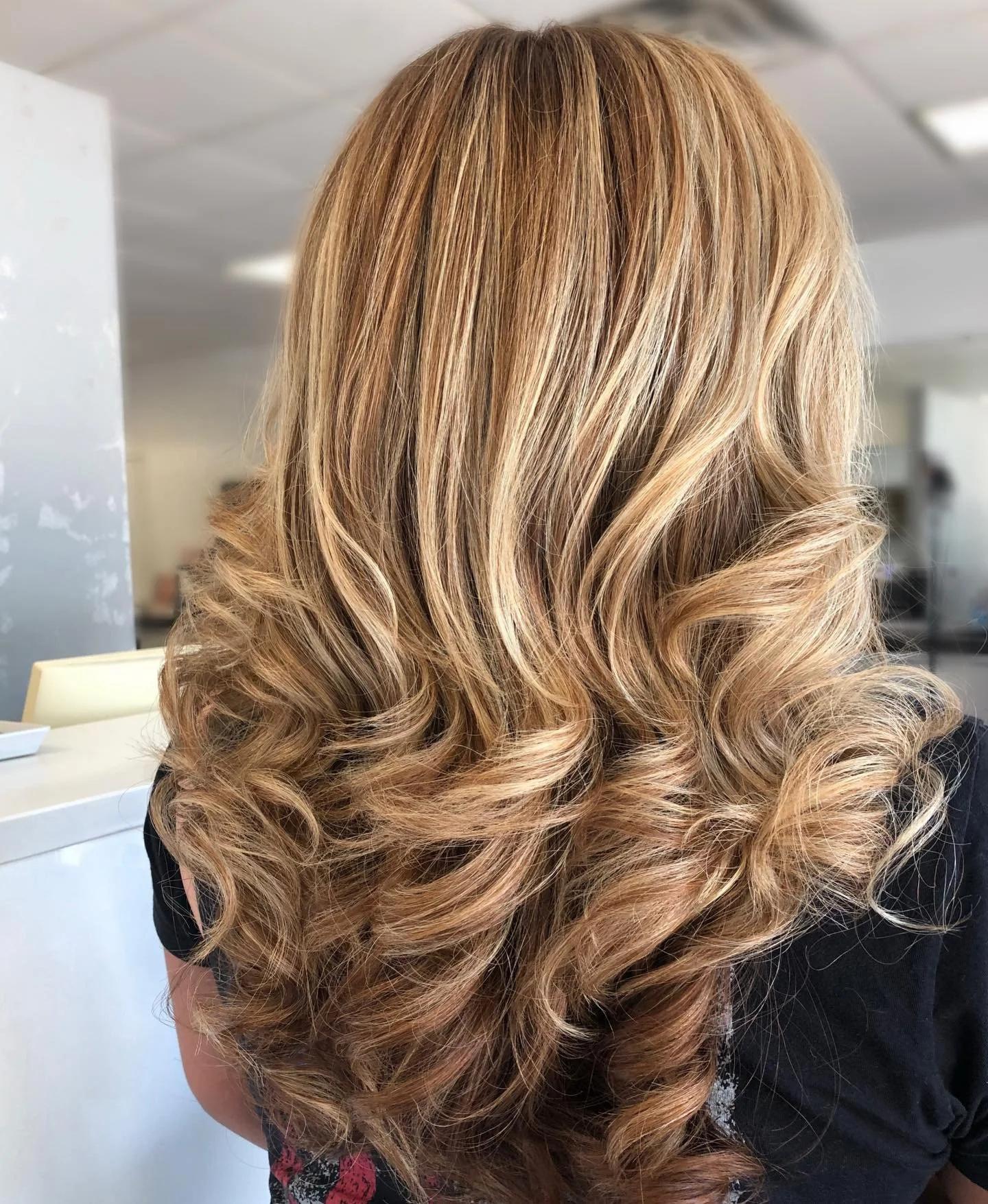 highlights, cut &amp; style | by Ariannys
&bull;
&bull;
&bull;
use code THESTUDIONY for 15% off your order at wellastore.com
#wellaaffiliate #highlightedhair #fyp #blowoutstyles #longislandhair