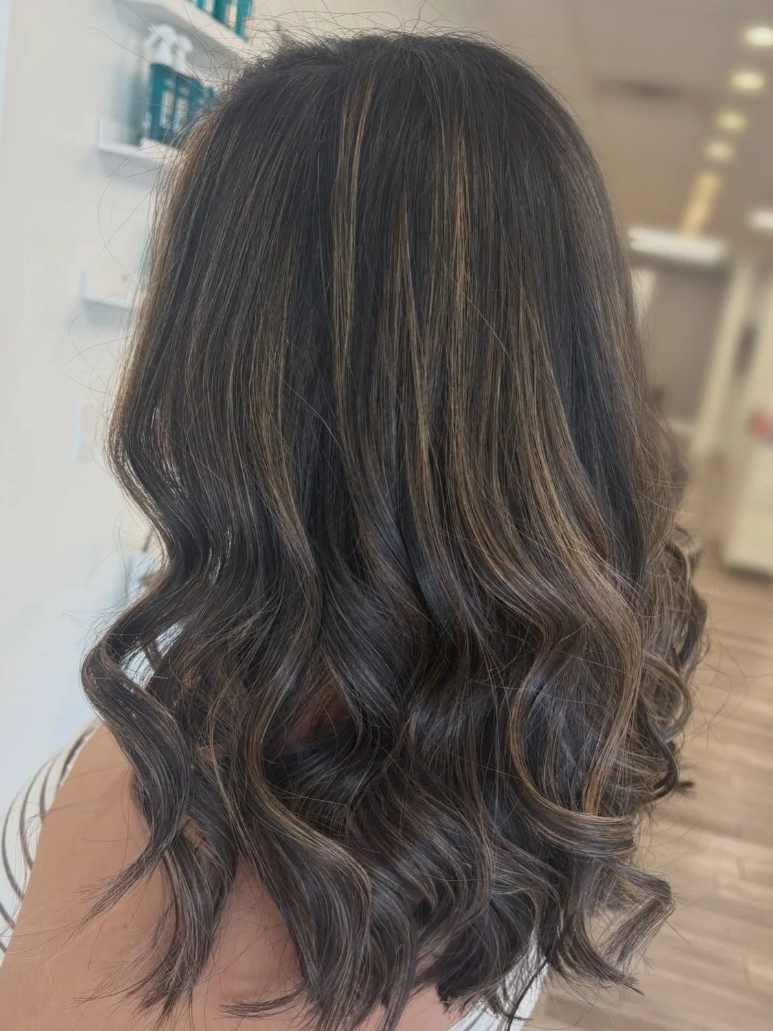 painted highlights by Heather | style by Dillon
&bull;
&bull;
#themakeupstudiony #fyp #brunettebalayge #hairpainting #brownhaircolor