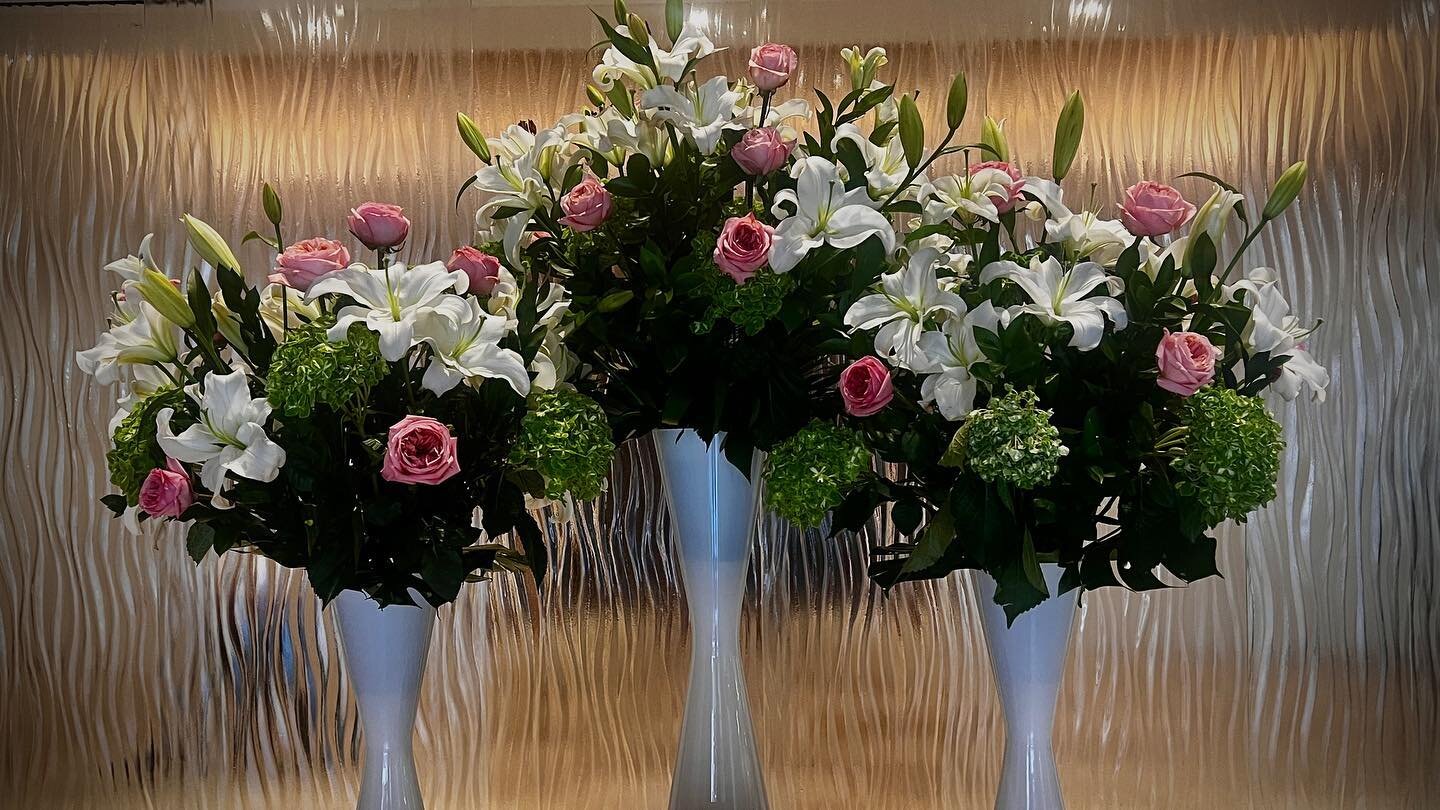 We love a great flower arrangement here at GTM and this one is just spectacular with the artistic glass as a backdrop 👌😍