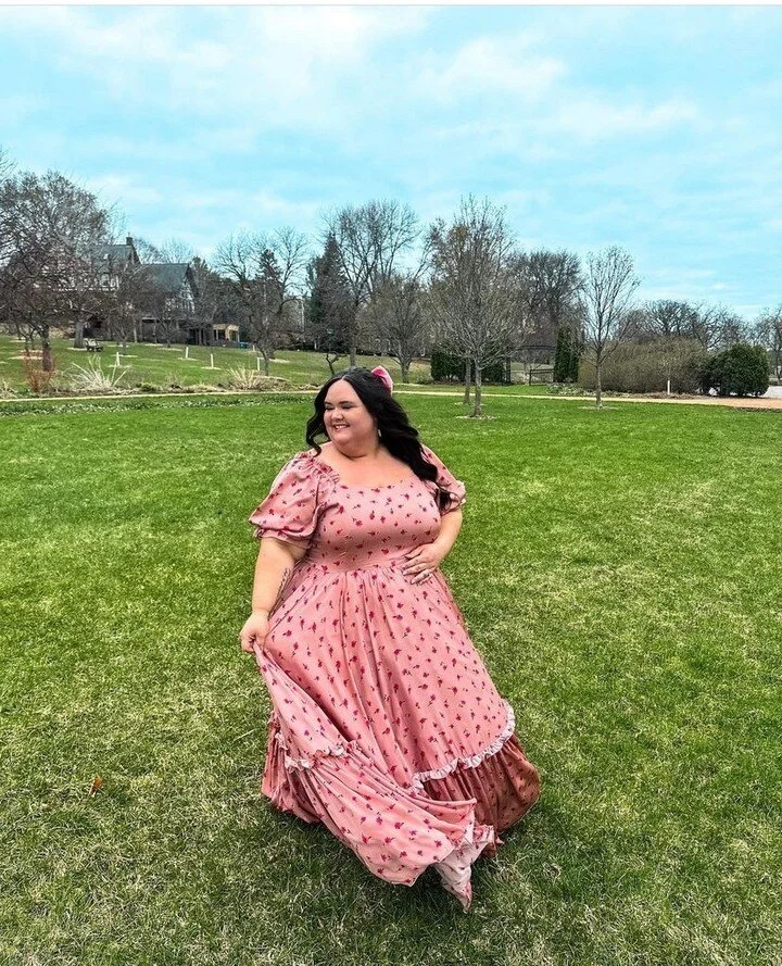 @midwesterncurves is springtime fine in this gorgeous dress from @ivycityco 😍⁠
⁠
⁠
#representationmatters ⁠
#fashionforall⁠
#beautyforall⁠
#diversity⁠
#inclusion⁠
#plussizefashion⁠
⁠