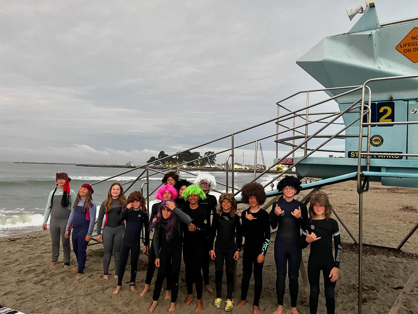 Great morning Halloween &ldquo;wig out&rdquo; sesh at the hammer for the team! Waves were super fun. 🎃🌊

@killerdanasurfshop @danapointtattoo @catchsurf @beach_paving_inc @roofers_insurance @zpizzalagunaniguel @sanclementesurfschool @groundworksjiu