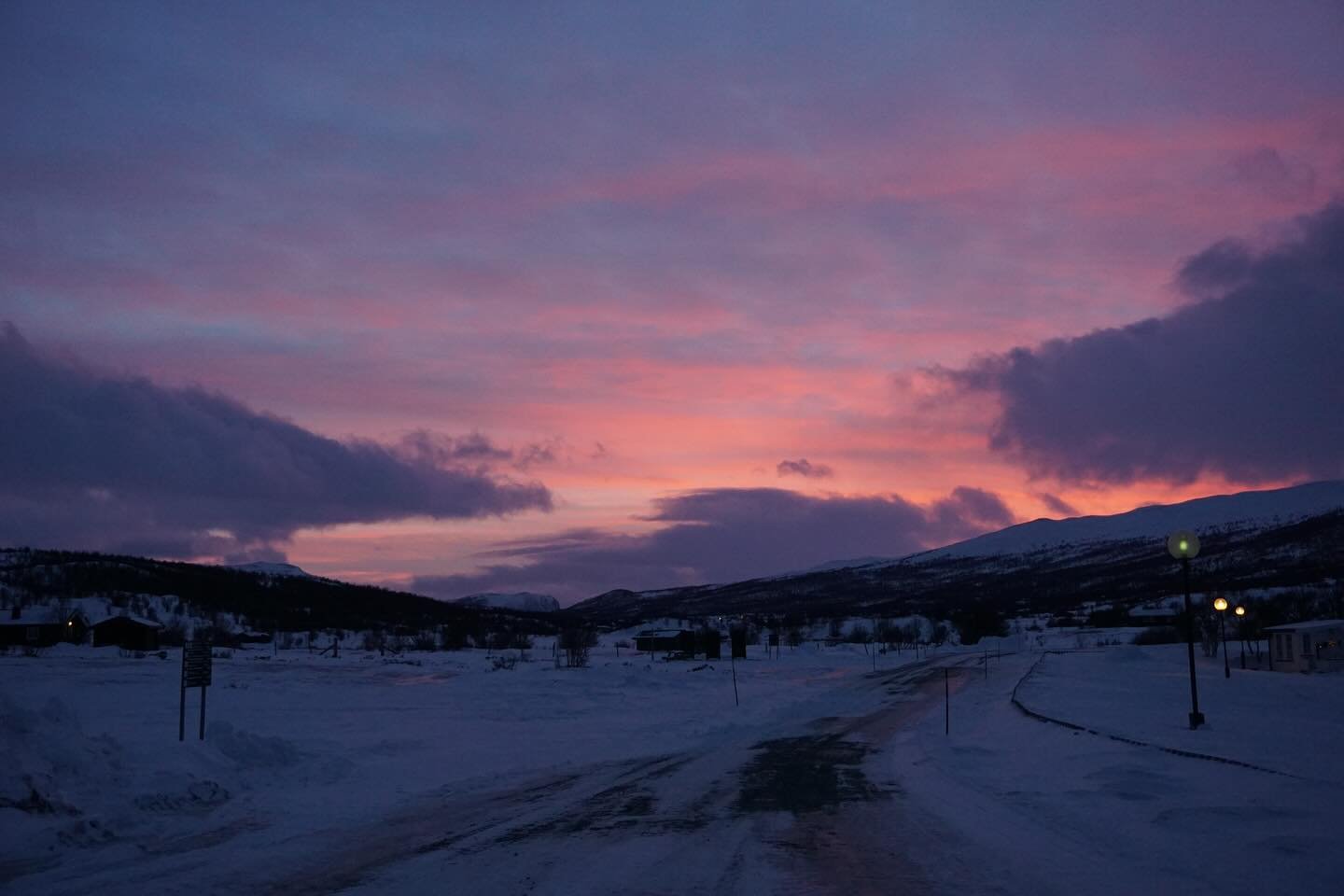 Teller ned til p&aring;skeferie med fine solnedganger💜

#hageseterturisthytte #pluscamp #nafcamp
#sommer2025 #norgesferie #visitdovre #dovrefjell #rondane #ronadanevegen #pilgrimsleden #gamlekongevegen #fjelltid #nasjonalparkriket #dovre #hjerkinn #