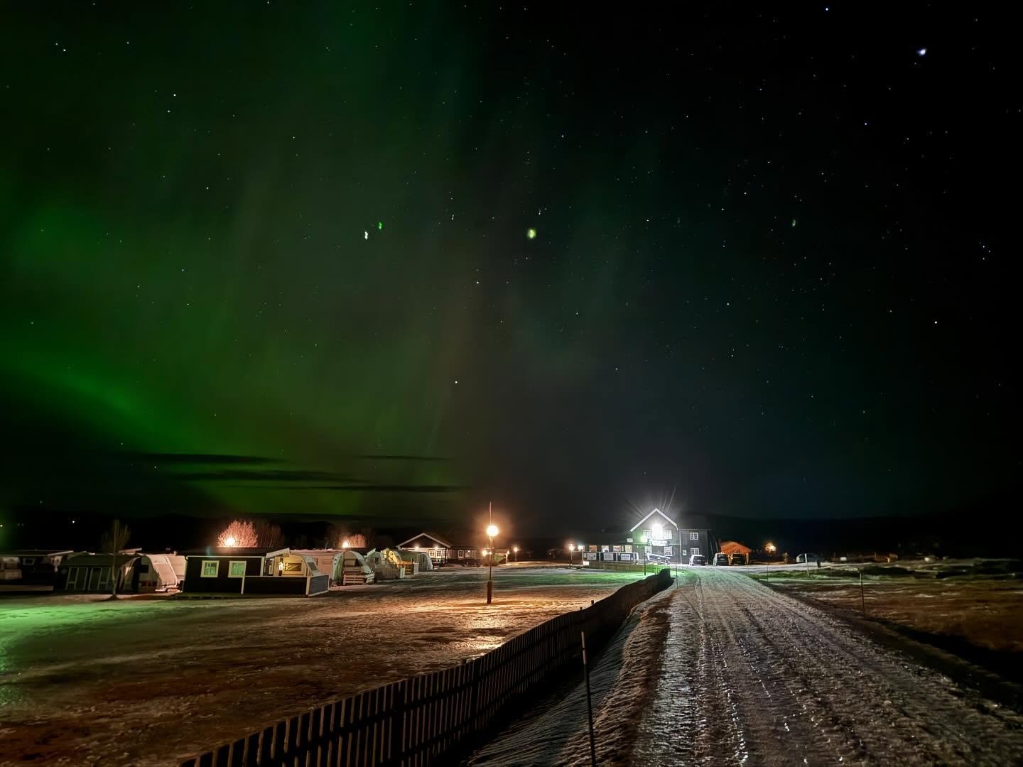 Me kjenner oss like heldige kvar gong me f&aring;r oppleva nordlyset p&aring; Hageseter⛰️🤎

#hageseter_turisthytte #dovrefjell #auroraborealis #nordlys #dovre #hjerkinn #utno #ute #innlandet #norway #dovrefjellsunndalsfjellanasjonalpark #dovrefjelln