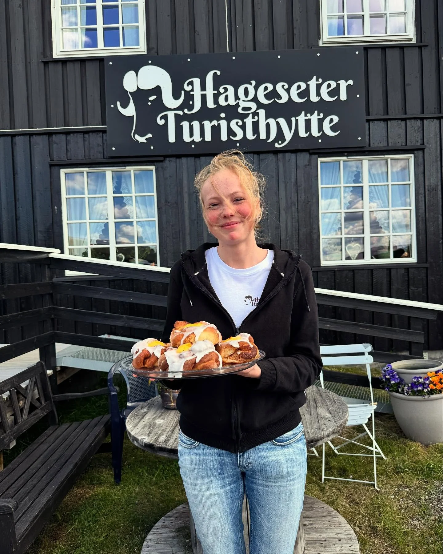 Sommerhjelp Eirin med Dovrefjells beste kanelsnurrer med vaniljefyll💛💛
Hver dag i sommerferien f&aring;r du kj&oslash;pt nystekte kanelsnurrer, r&oslash;mmevaffler og mye annet godt til kaffen☀️

#hageseterturisthytte #pluscamp #nafcamp
#sommer2025