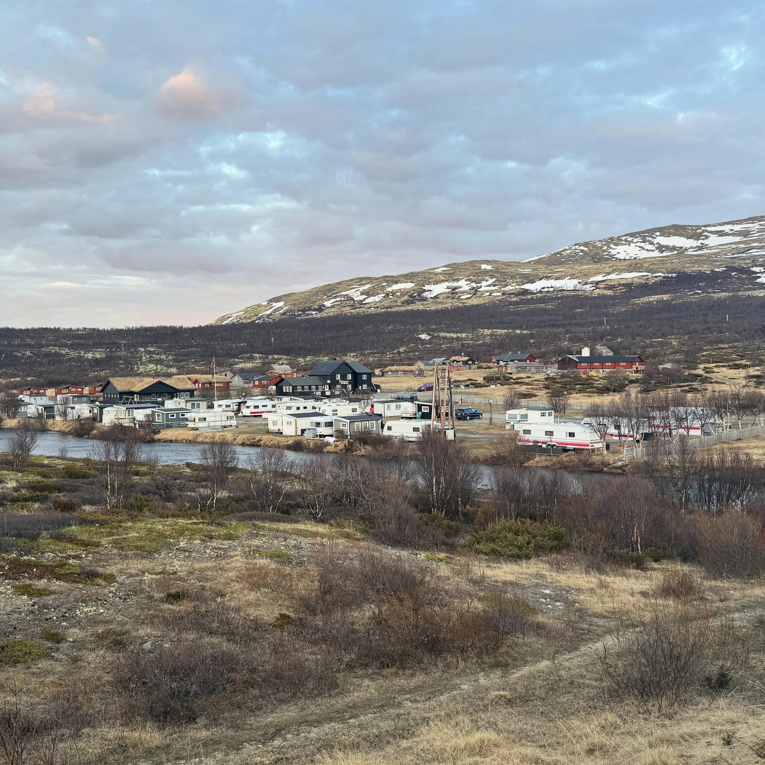 Kafeen er stengt i dag, og resepsjonen er ikke bemannet store deler av dagen men ring +47 61 24 29 60 s&aring; hjelper vi deg🩵🏔️