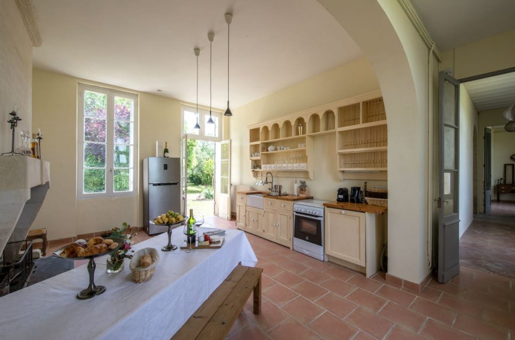 Saint-Emilion-villa-kitchen-3-1024x676.jpg