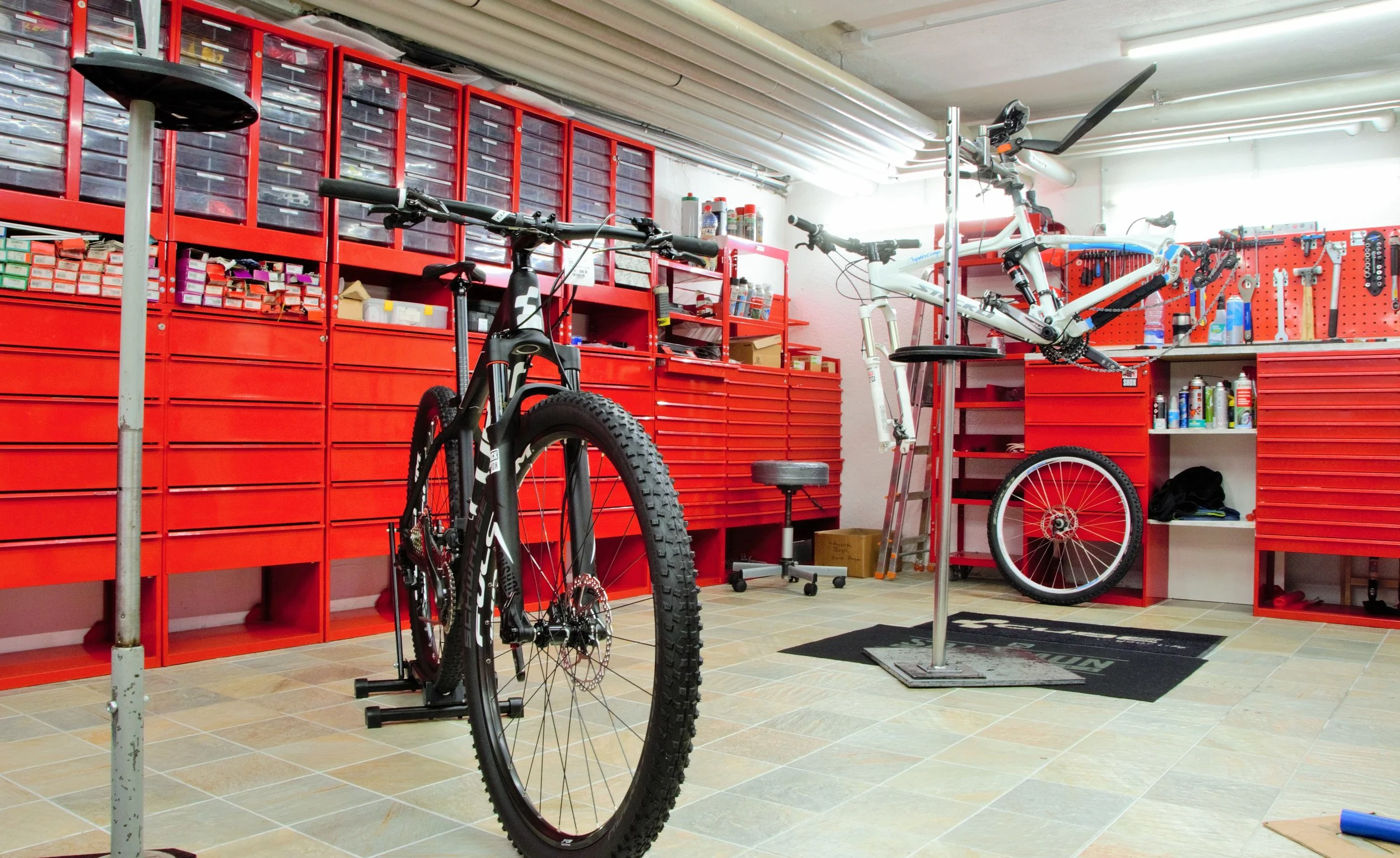 Werkstatt- und Servicebereich von Boom Sport in St. Moritz mit Fahrradreifen, Werkzeugen und professioneller Bike-Wartung.