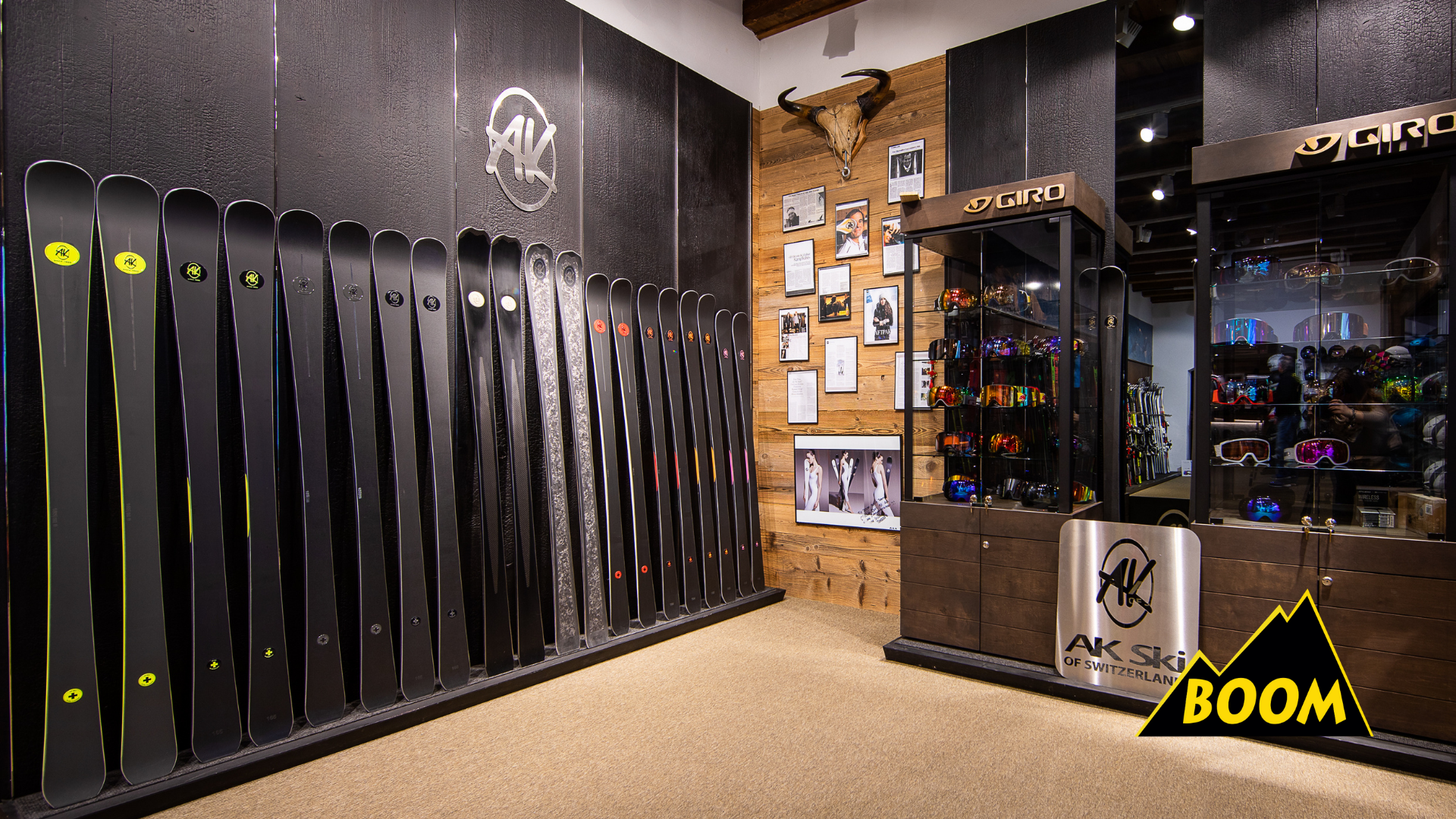 Innenaufnahme eines Skigeschäfts mit mehreren Skiern, Skibrillen und Ski-Ausrüstung, Wanddekorationen und Produktpräsentationen