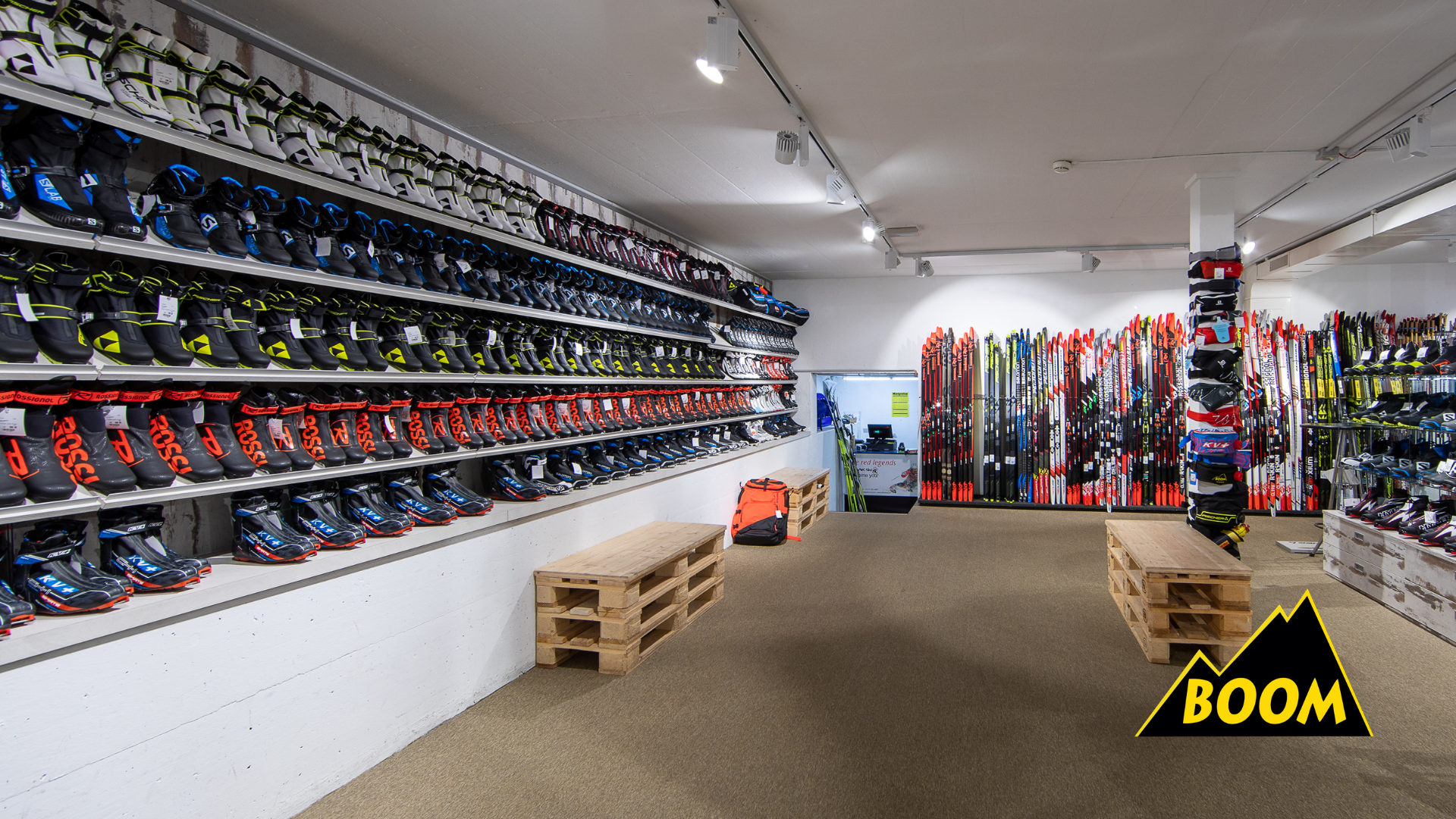 Ein Skiverleih mit Skischuhen, Skiern und Skistöcken in einem Geschäft