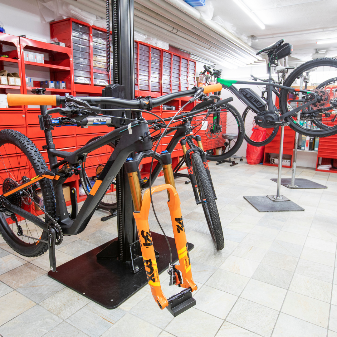 Mountainbike in der Fahrradwerkstatt von Boom Sport in St. Moritz mit professionellem Servicebereich und modernem Werkstattequipment.