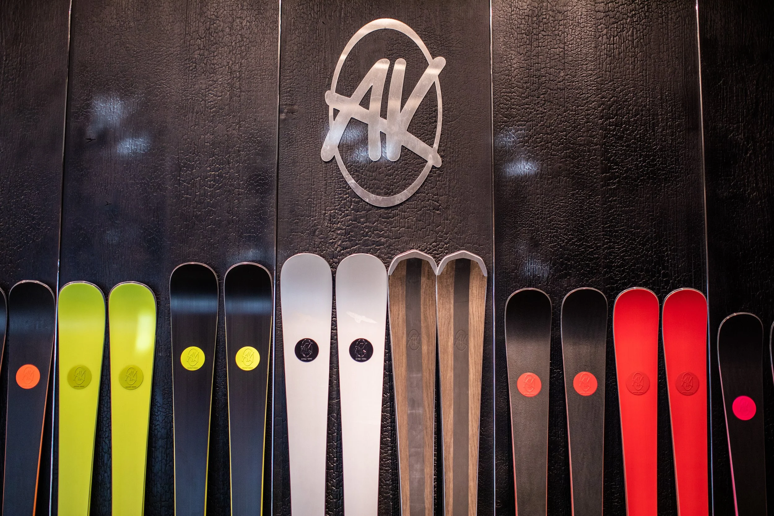 Hochwertige Ski und ausgewählte Wintersportmarken im Überblick.