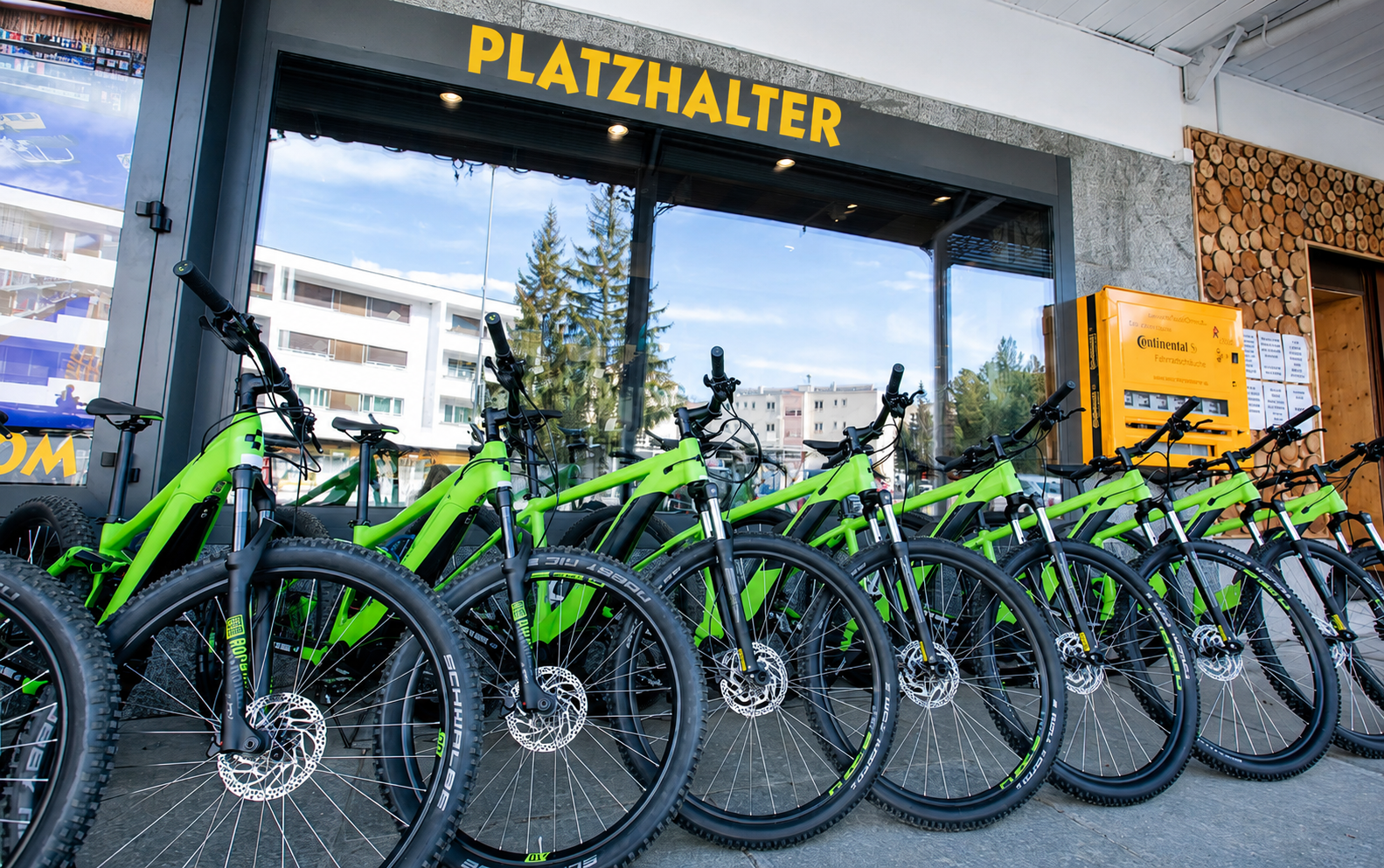 Mehrere grüne E-Bikes von Boom Sport vor der Bikevermietung in St. Moritz – ideal für Touren und Ausflüge im Engadin.