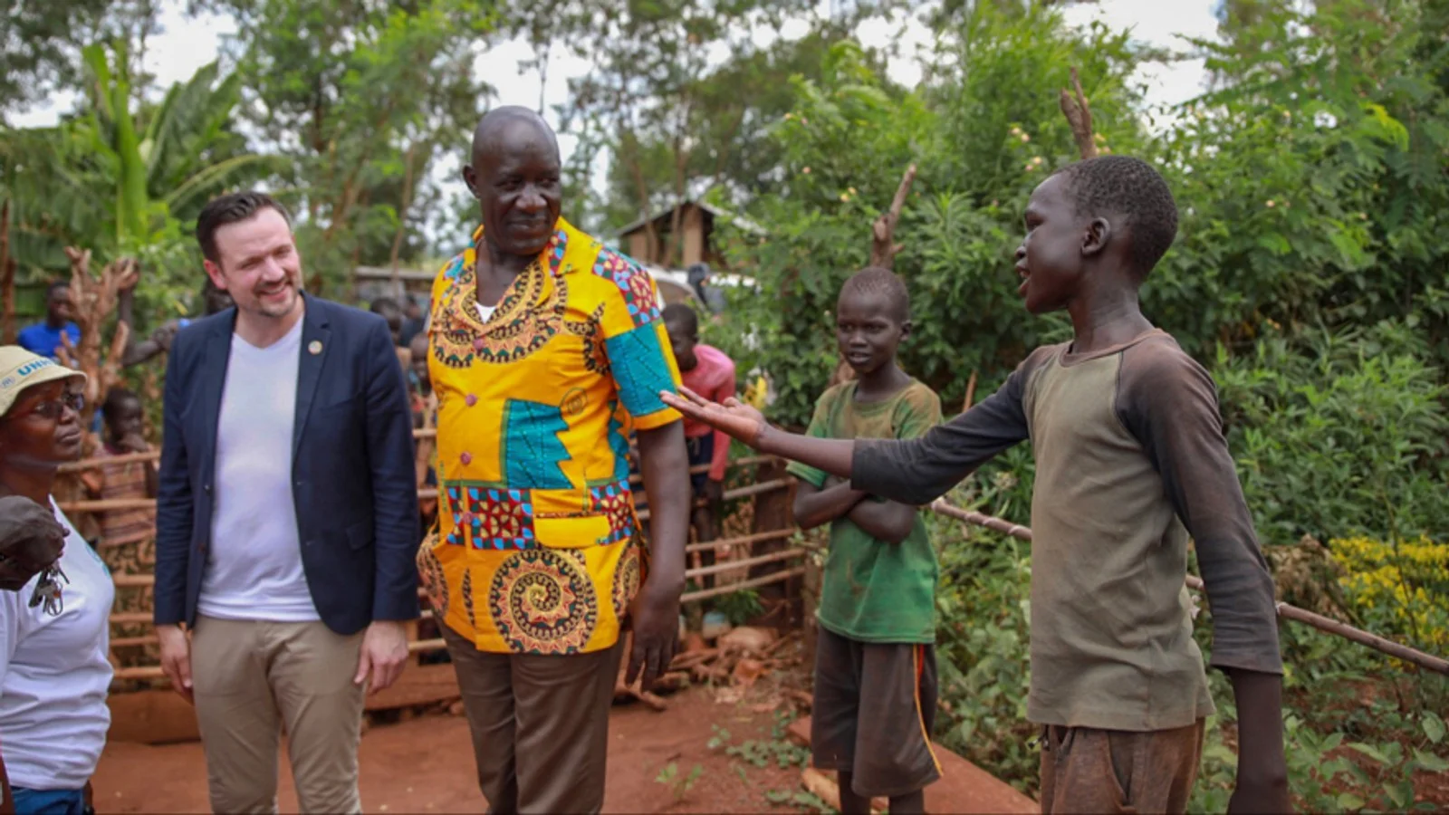Utviklingsminister Dag-Inge Ulstein besøker flyktningleiren Kiryandongo i Uganda. Flere av de som har kommet til leiren har vært utsatt for seksuell tortur. FOTO: GJERMUND ØYSTESE / UD (bilde hentet fra artikkel)