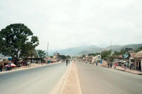 Mens mange g&aring;r inn i adventstiden med forventning og h&aring;p, lever barn og familier i S&oslash;r-Kivu i frykt og utrygghet.

4. desember ble det signert en fredsavtale mellom DR Kongo og Rwanda, men kun dager senere tok M23 kontroll over nok