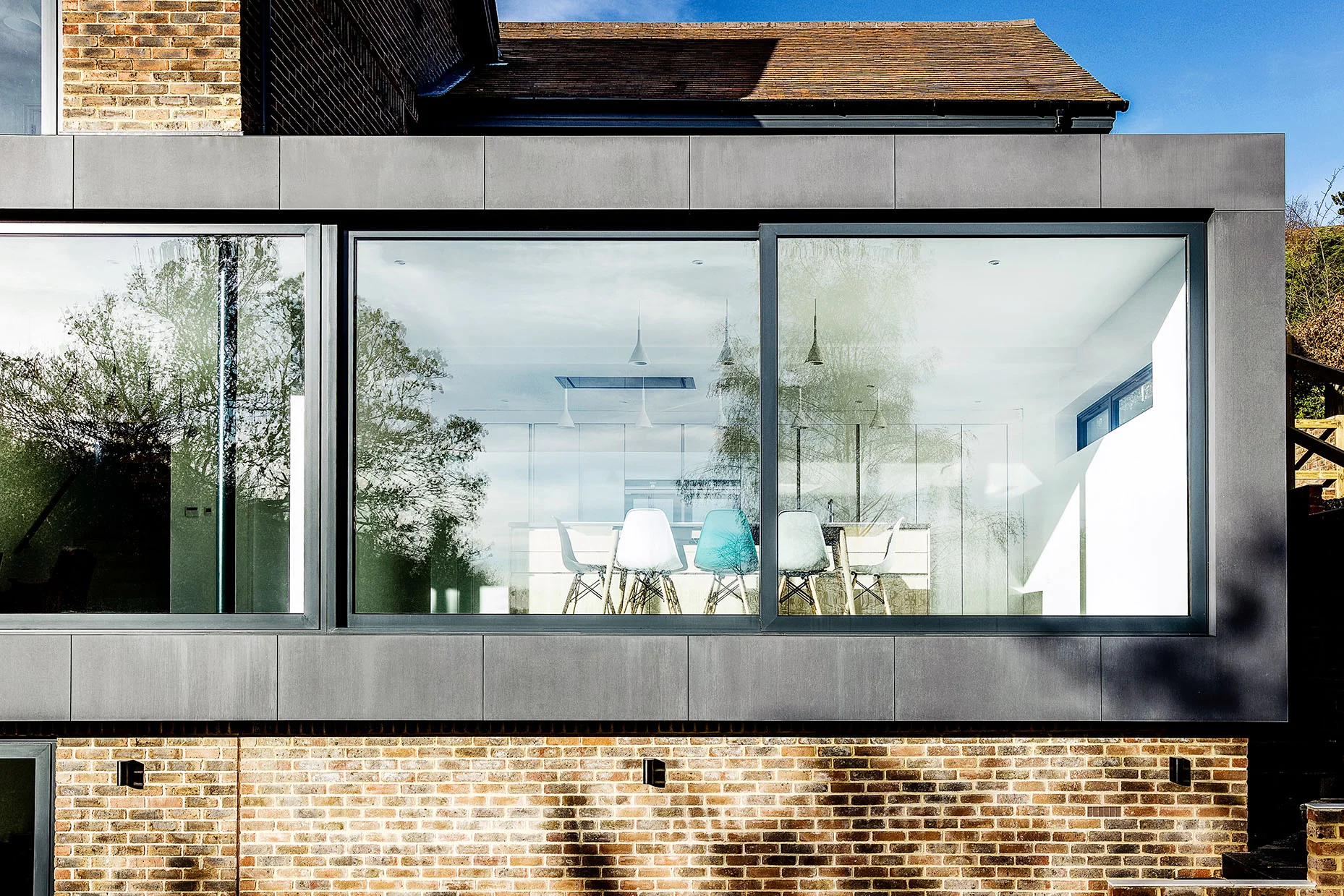 Scheme: Extension and Refurbishment Location: Hampshire Completion: October 2016 Photographer: Martin Gardner, www.martingardner.com Contractor: BlueFish Construction, www.bluefishconstruction.co.uk Kitchen: The Myers Touch, www.themyerstouch.co.uk