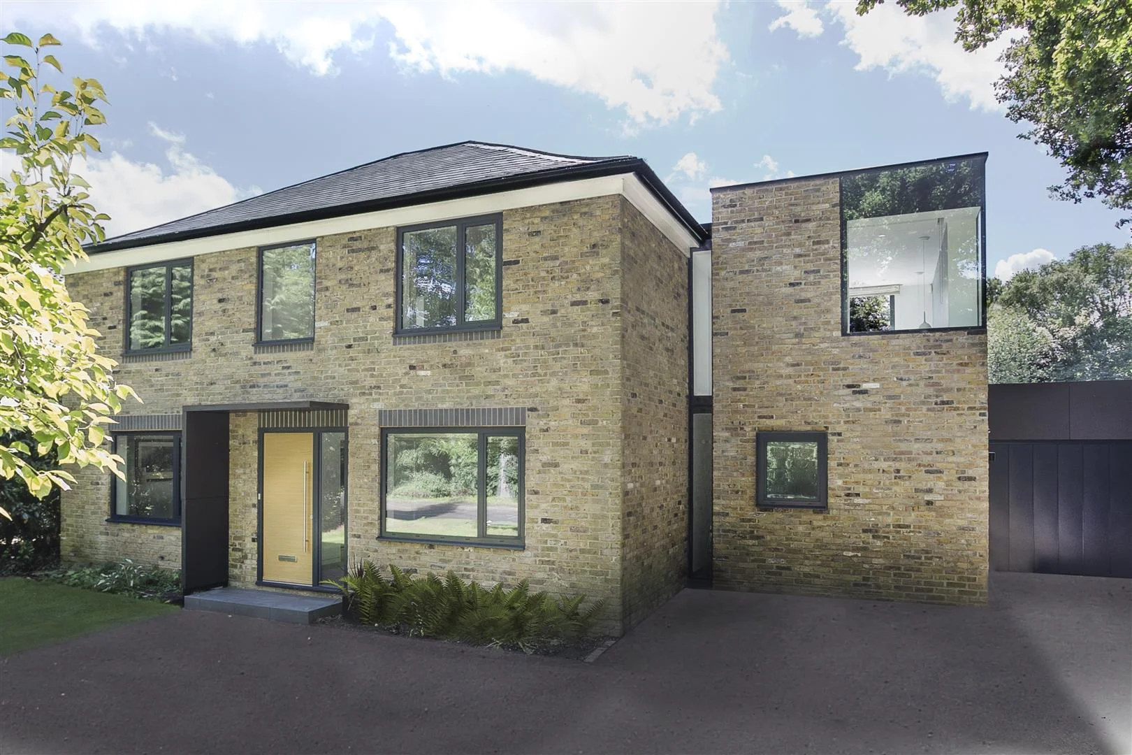 Scheme: Private Extension and Refurbishment. Location: Hampshire Architect: Andy Ramus, Laura Locke Completion: August 2015 Images: Martin Gardner www.martingardner.com